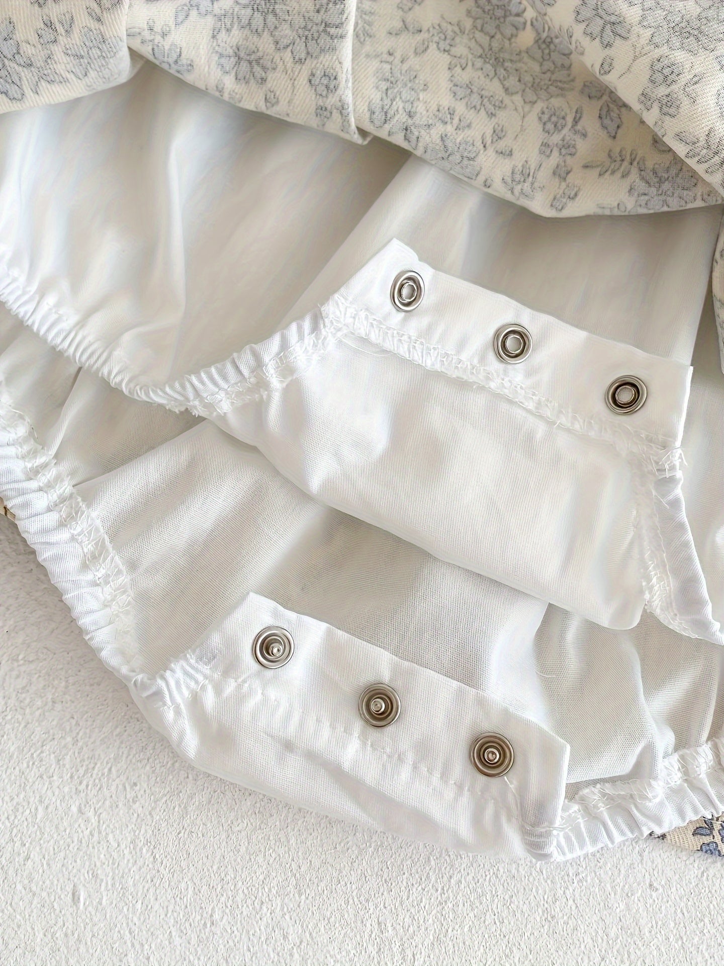 Kichkina qiz uchun gul bilan bezatilgan romper kiyi, puff qo'llari va mos keladigan shlyapa bilan, bolalar va chaqaloqlar uchun yozgi kiyim