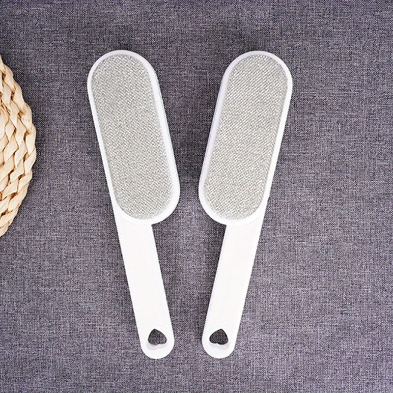 Ikkita tomonlama flis palto cho'tkasi, chang va statikani olib tashlash bilan, changdan himoyalovchi qopqoqni o'z ichiga oladi. Yotoq va kiyimlar uchun ideal.