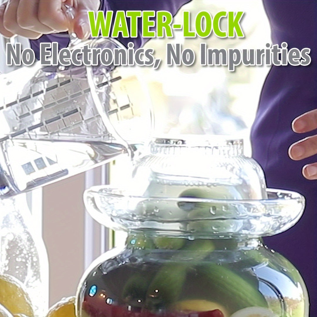 Банка для ферментации огурцов с крышкой с водяным уплотнением.