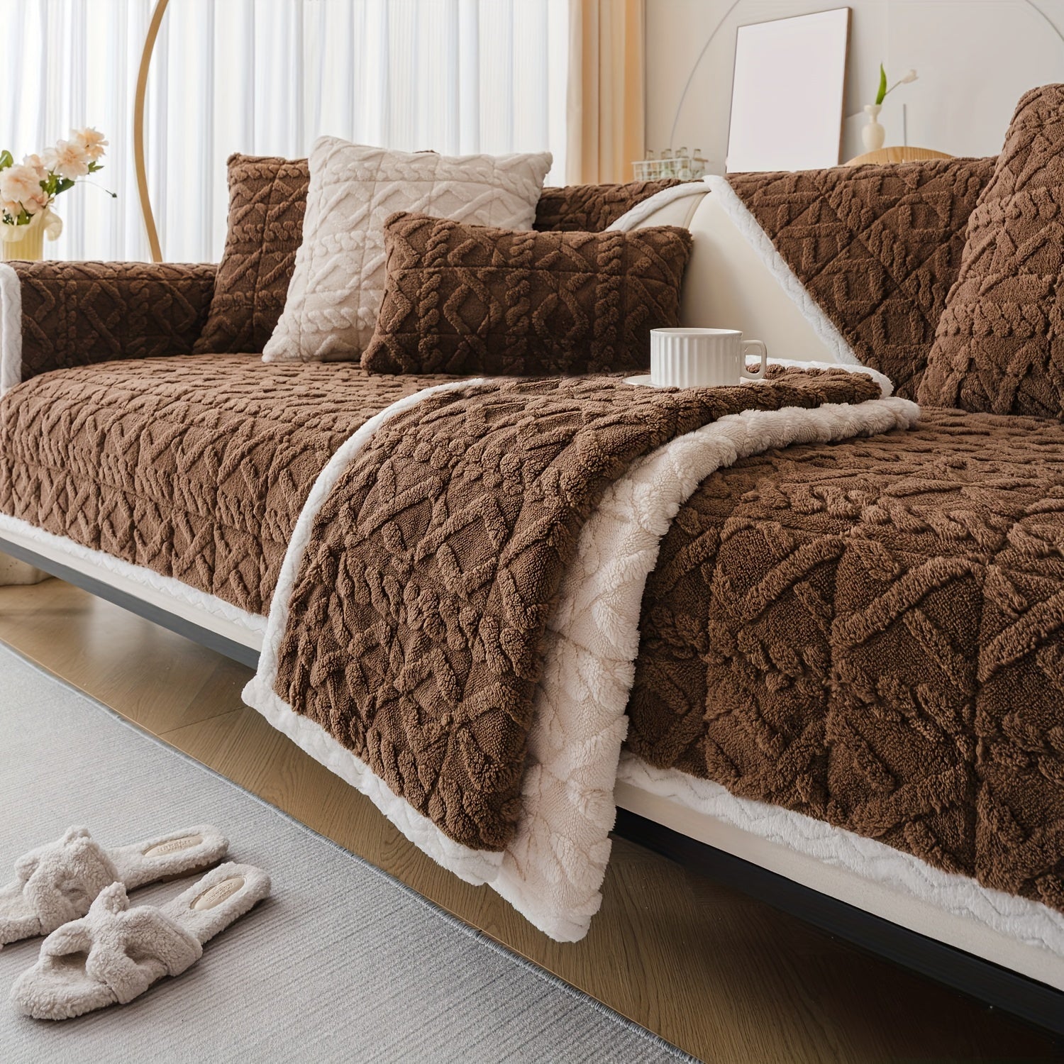 Qalin plush divan qoplamasi bohemian shik uslubida, uy hayvonlari uchun qulay va dog'larga chidamli. Mashinada yuvish mumkin va bitta to'rt o'rindiqli divanlar uchun bir nechta ranglarda mavjud.