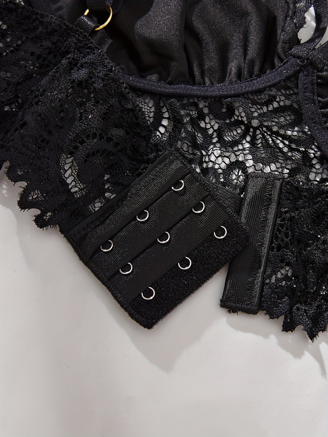 Ayollar uchun jozibali uslubda zamonaviy dizaynga ega dantel ichki kiyim to'plami.