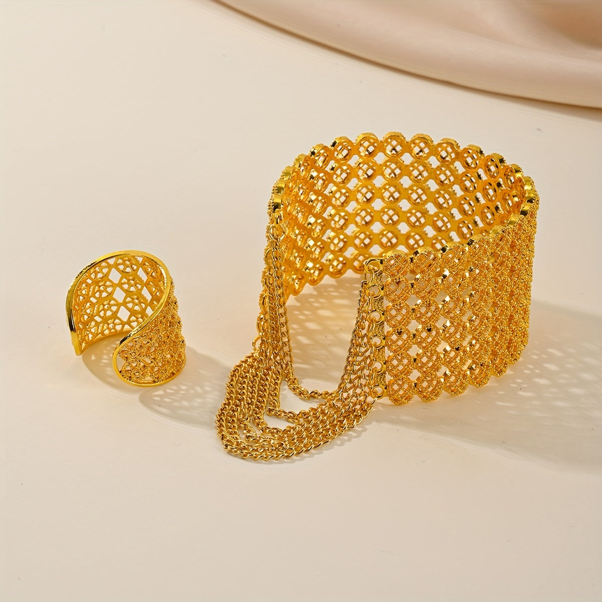 18K oltin qoplamali vintage hashamatli bilaguzuk va uzuk to'plami, nozik O'rta Sharq filigree kelin to'y zargarlik buyumlari, barcha fasllar uchun bo'sh sink qotishmasi bilaguzuk