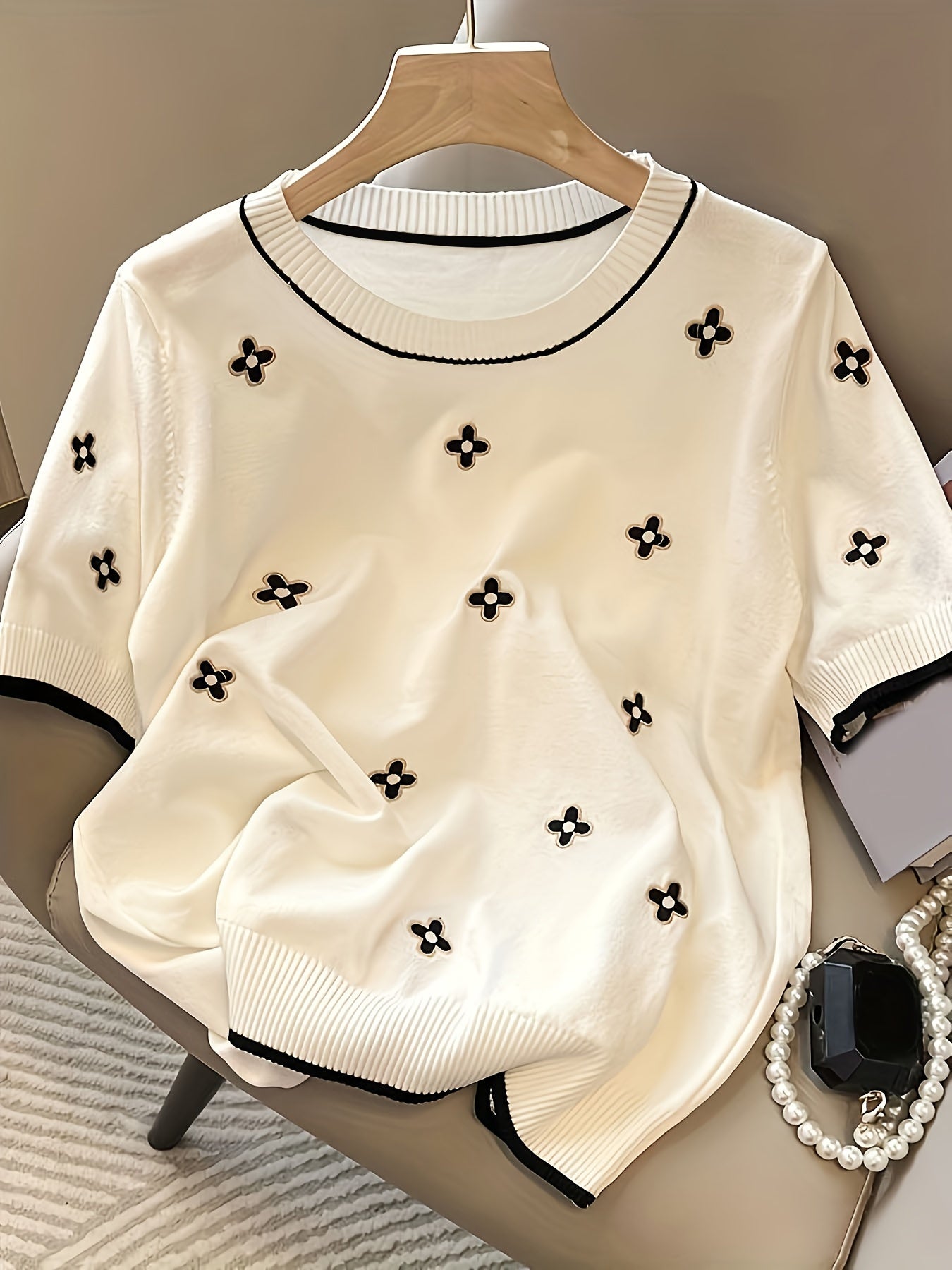 Вязаный свитер с вышивкой и круглым вырезом для женщин в контрастных цветах.