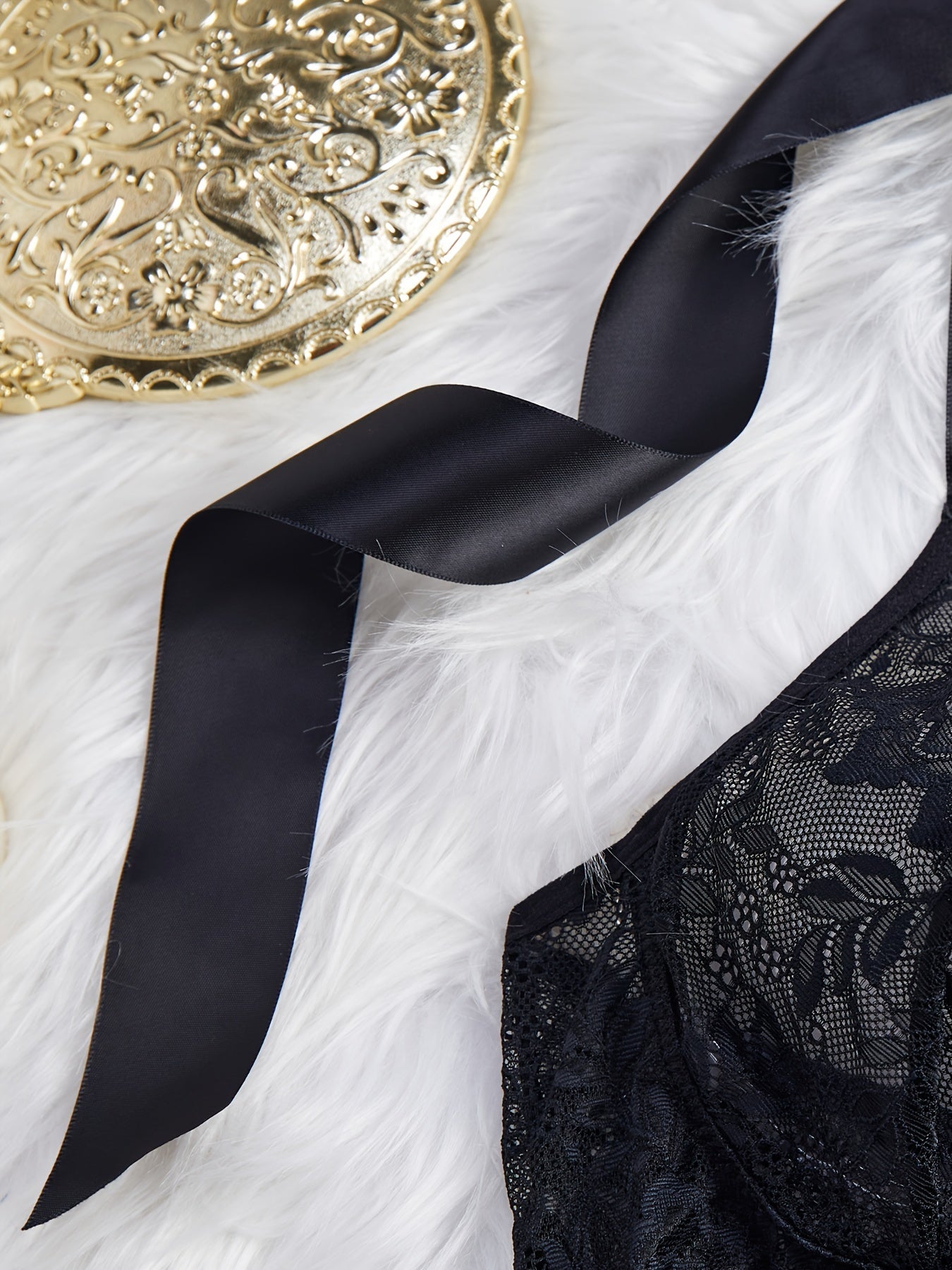 Ayollar uchun bog'ichli tafsilotlari, halter bo'yinli mini slip ko'ylagi va thong ichki kiyimdan iborat sexy dantel ichki kiyim to'plami.