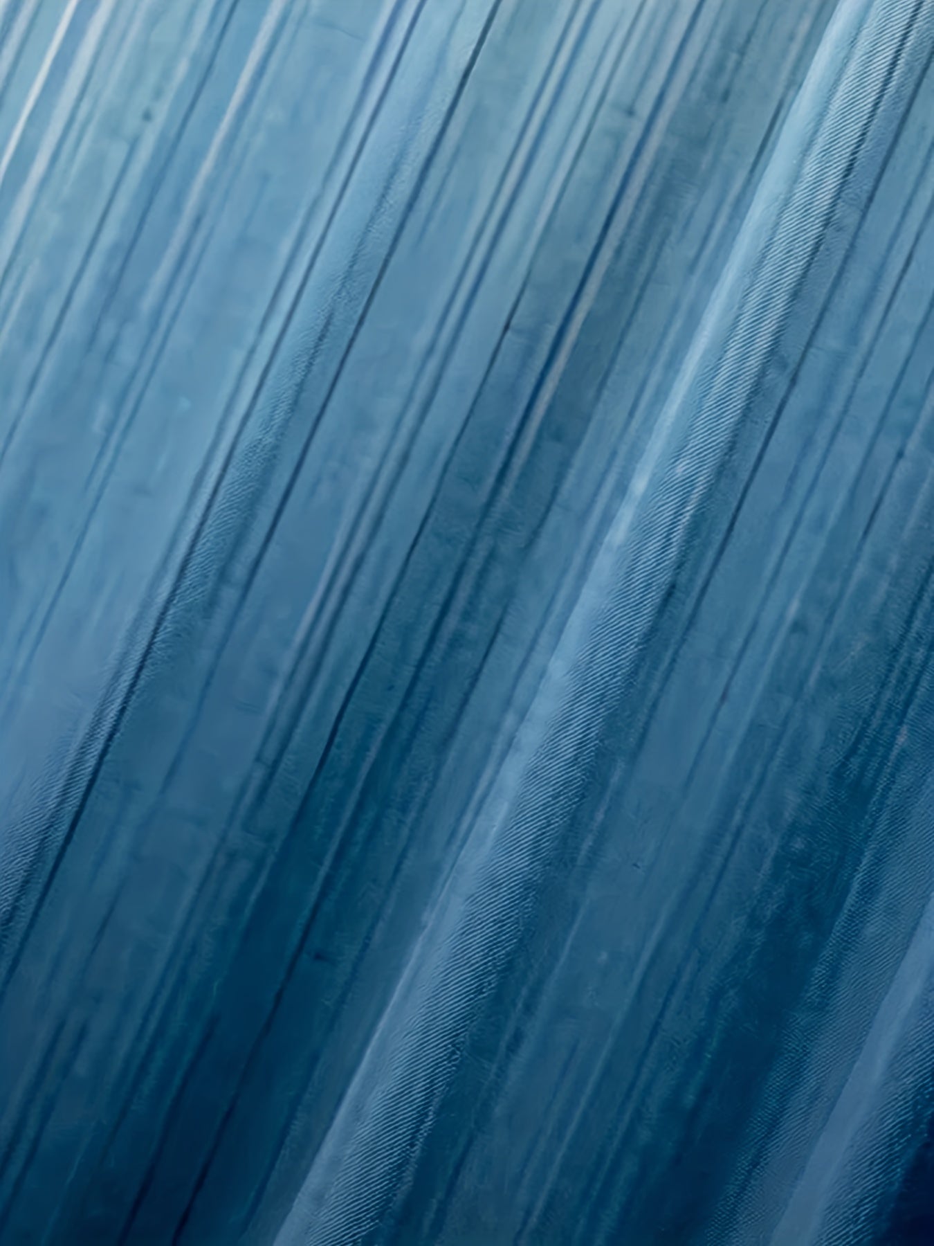 Yengil polyesterdan tayyorlangan, ko'krak cho'ntagi va mashinada yuvish imkoniyati bilan ta'minlangan, erkaklar uchun gradient Gava tugmachali ko'ylak, KATTA O'LCHAMDA mavjud. Yozgi ta'til uslubi uchun ideal.