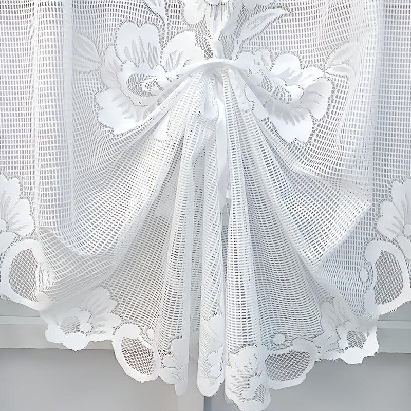 Bej va oq rangli chiroyli gulli qisqa pardozlar, rodda joylashgan, oshxona va mehmonxona uchun