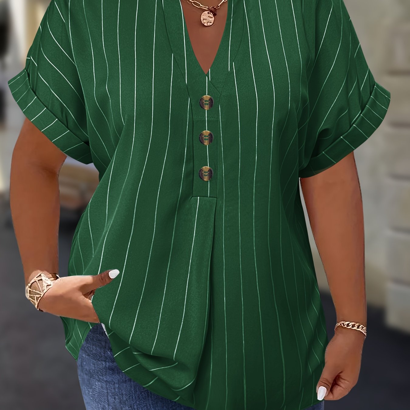 Plus o'lchamdagi ayollar bluzkasi chiziqli raglan ko'kraklar bukilgan yelka o'rashli bo'yinbog'li bezakli tugmachalar