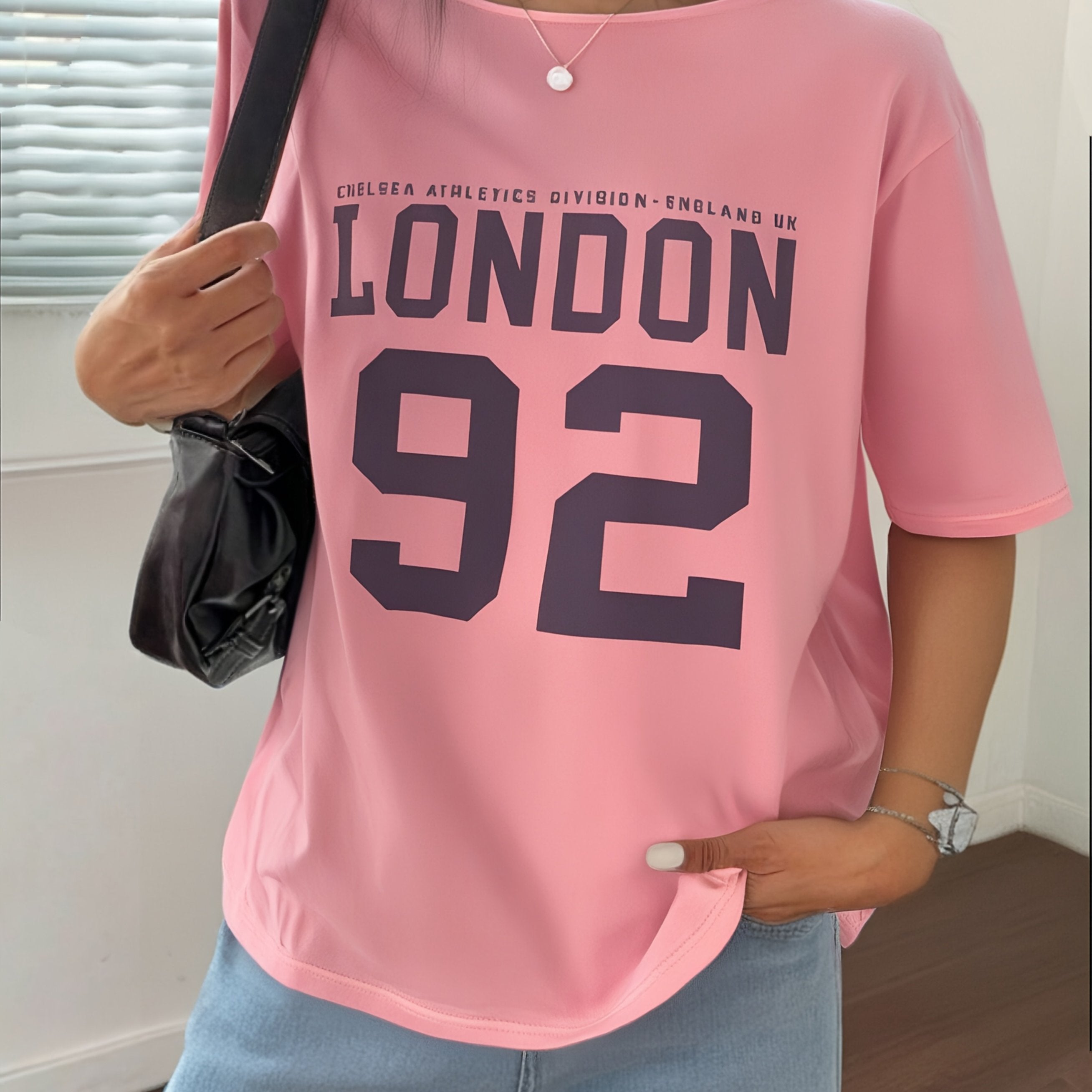 Plus o'lchamli ayollar uchun ochiq yelka bilan grafik bosma bilan kundalik kofta