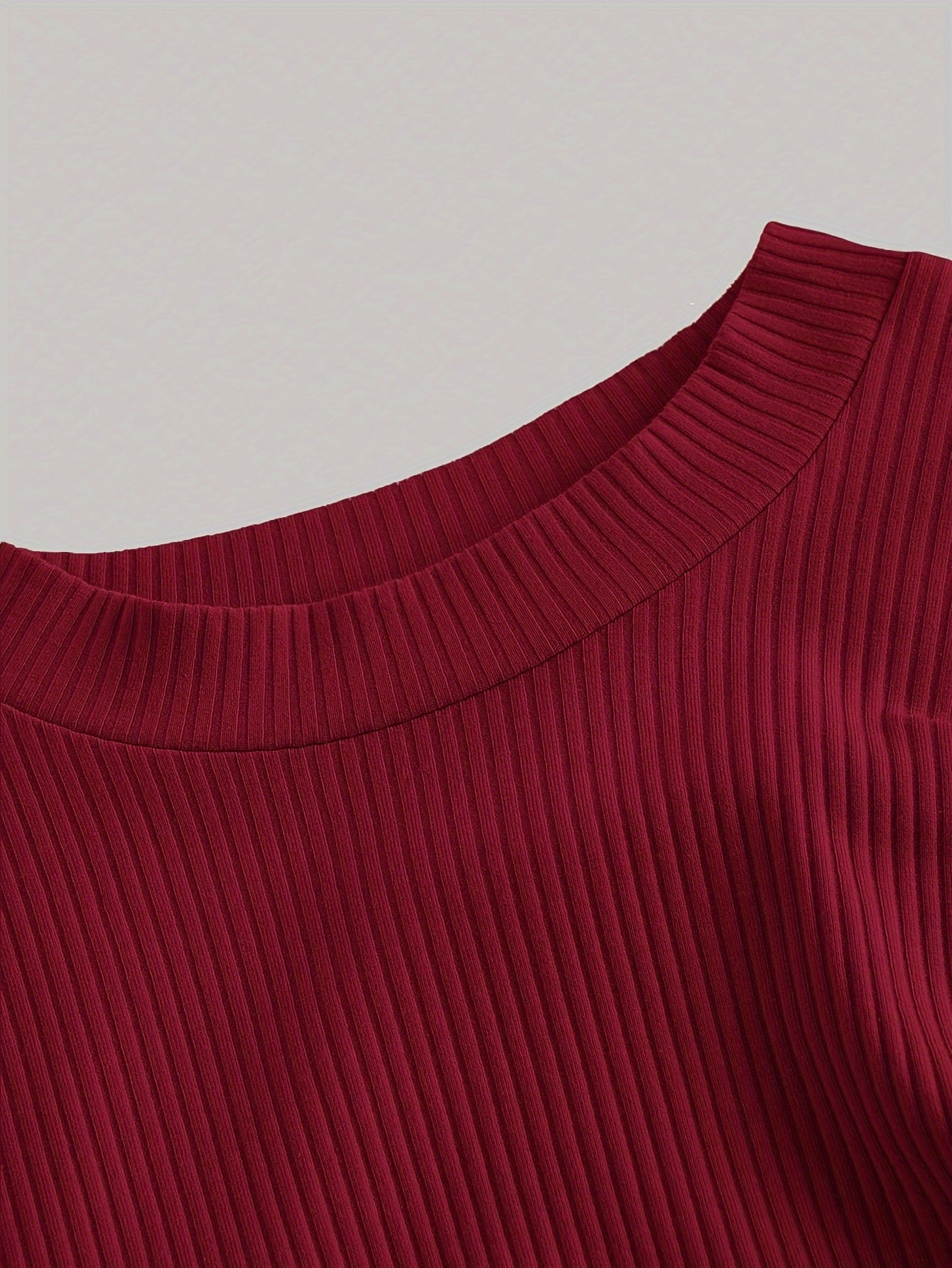 Camiseta de manga campana plisada para mujer con abertura lateral y color sólido