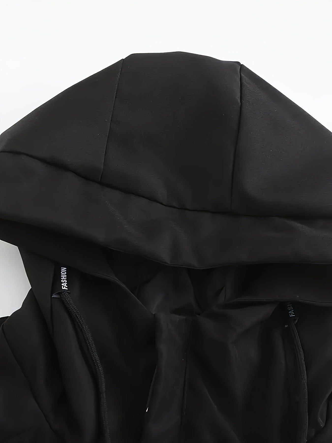 Yozgi va kuz mavsumlari uchun mo'ljallangan, tikuvli detali bo'lgan erkaklar uchun shamol o'tkazmaydigan kapüşonli jaket.