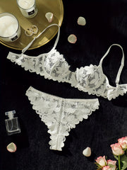 Gul naqshli, ipli yengli, mos keladigan brassier va ichki kiyimdan iborat sexy dantel ichki kiyim to'plami.