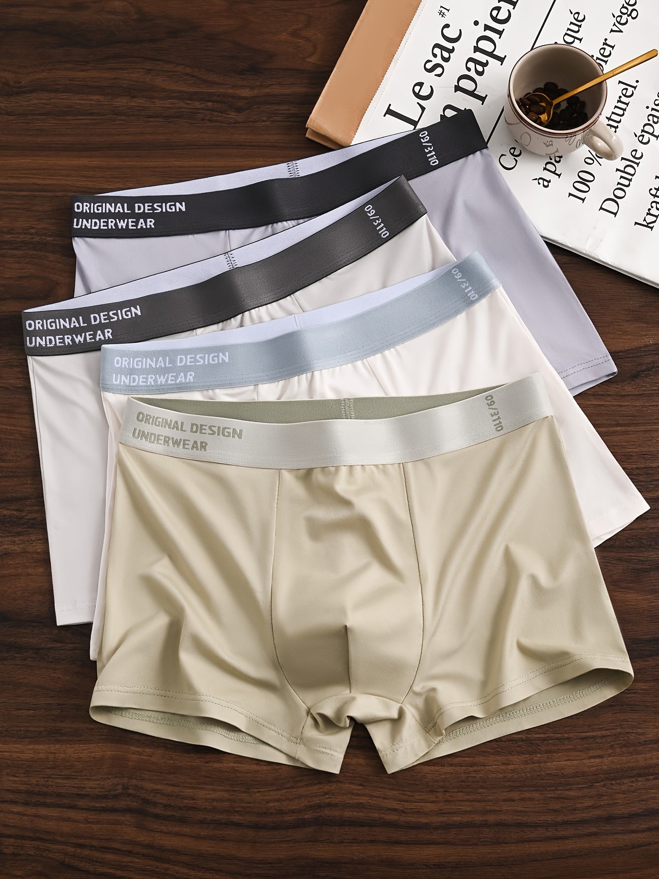 4 dona Erkaklar uchun Boxer Briefs to'plami, mustahkam rangdagi polyester aralash matodan tayyorlangan, yuqori cho'zilish qobiliyatiga ega, to'qilgan mato, tasodifiy kiyim uchun ideal. 125 g/m² mato og'irligidagi Shortie uslubi, terga chidamli.