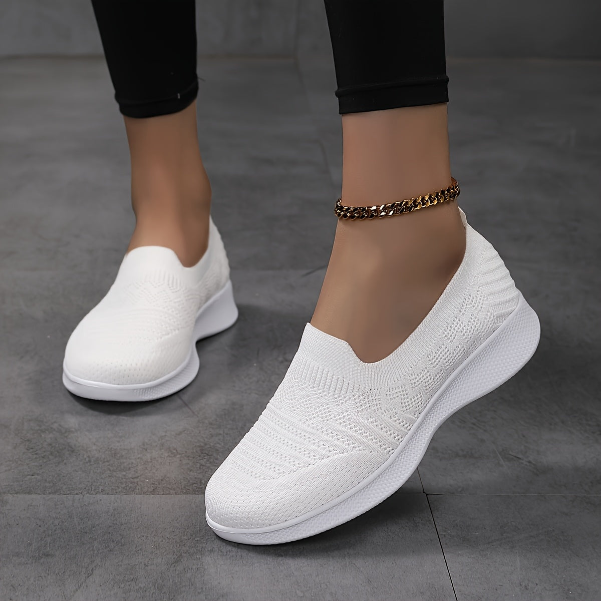 Ayollar uchun nafas oladigan slip-on krossovkalar, engil oq, kundalik yozgi yurish poyabzali