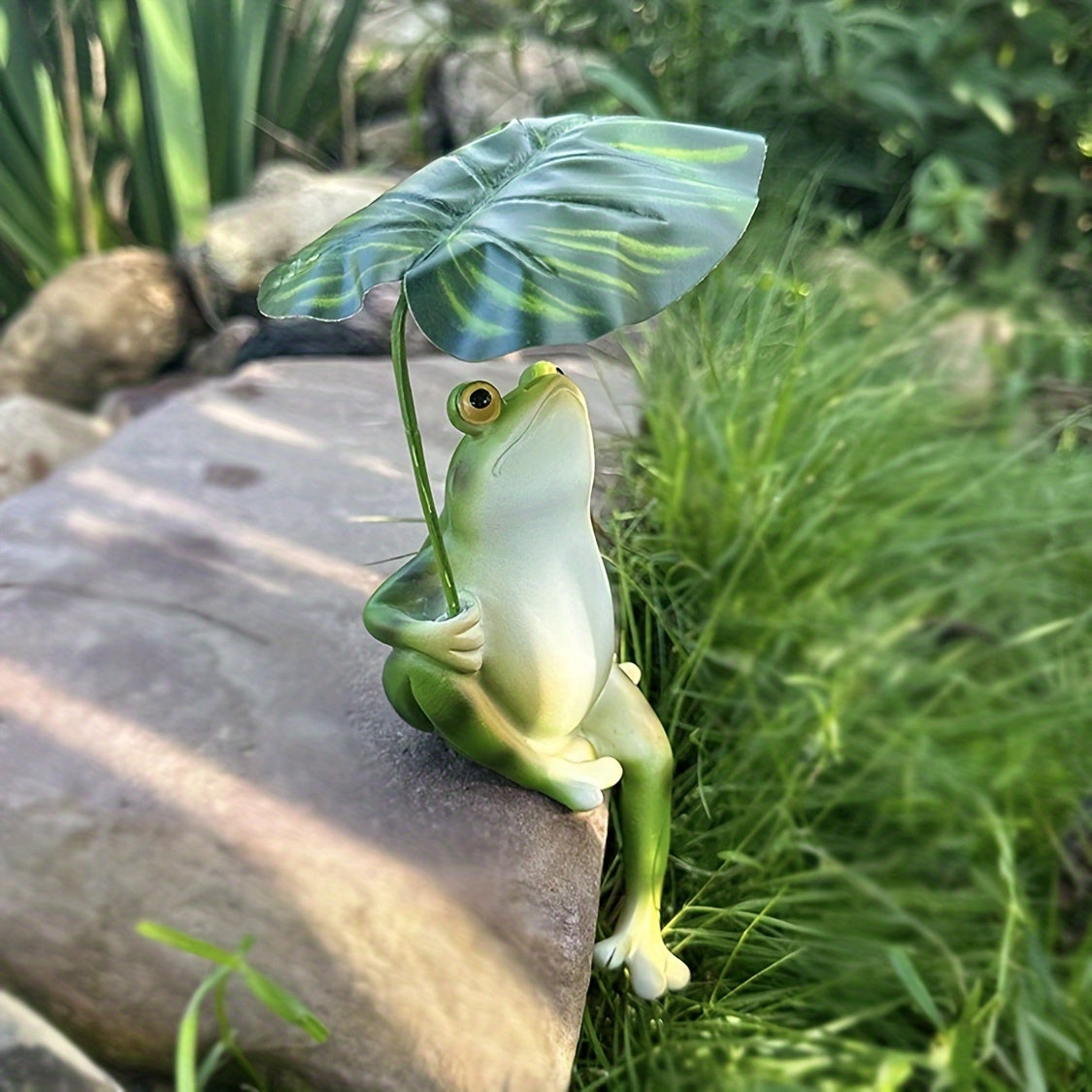 Resin Frog Garden Statue with Leaf Umbrella for Ponds and Home Decor