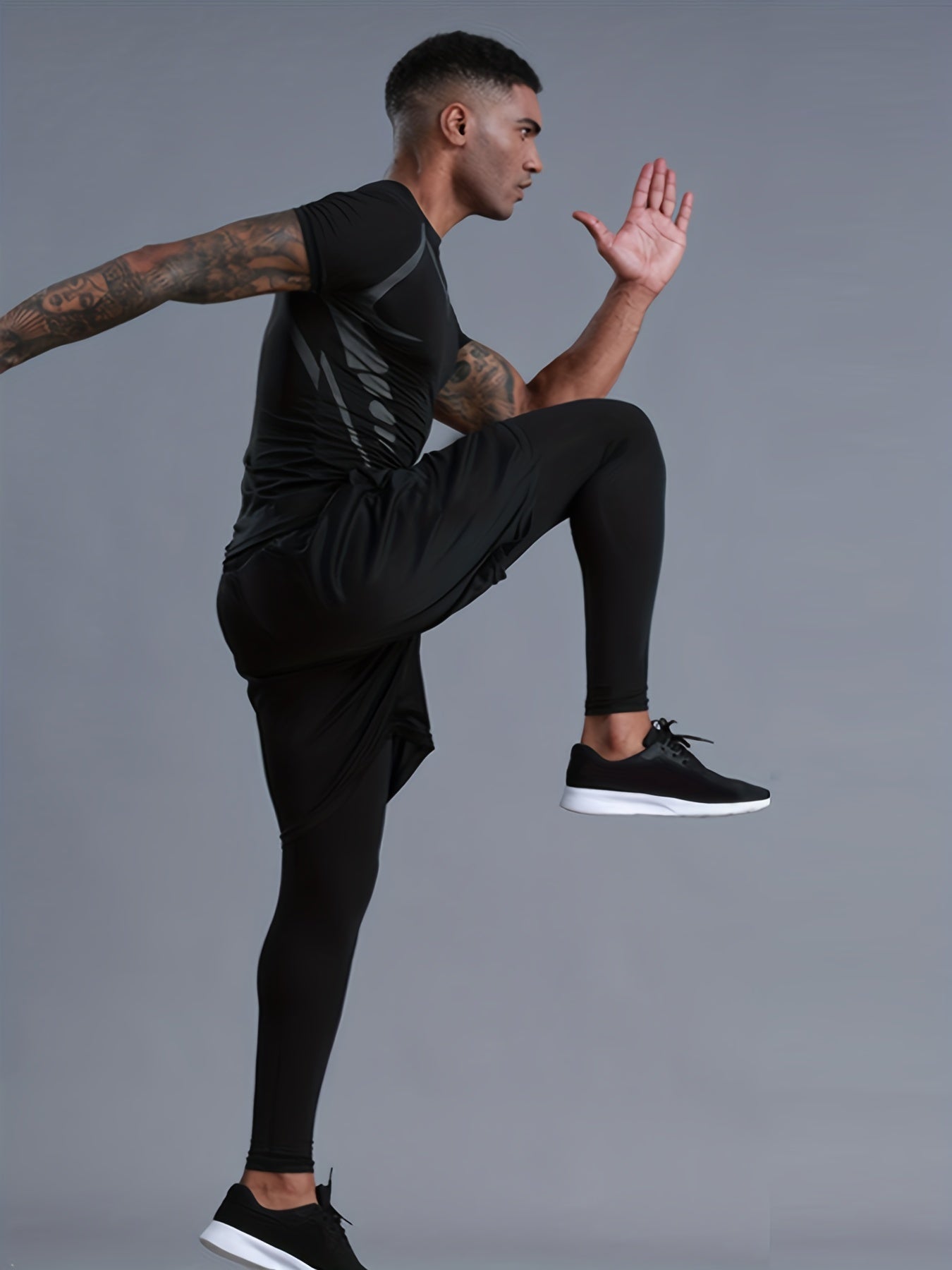 Erkaklar uchun 3 qismli asosiy qatlam to'plami siqish yuqorilari, pastki qismlari va sport shimlaridan iborat bo'lib, fitnes mashg'ulotlari va tana shakllantirish uchun mo'ljallangan.