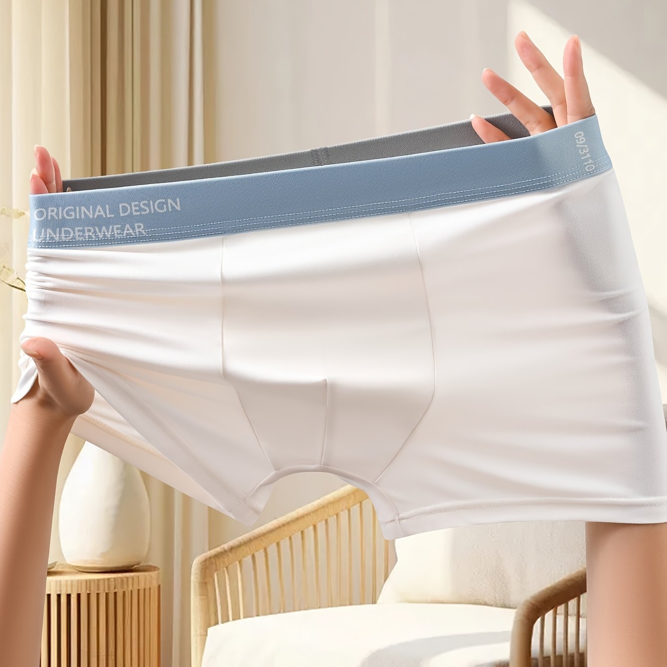 4-dona erkaklar uchun tikuvsiz bokser shortlar, "UNDERWEAR" bel bog'ichida chop etilgan, turli ranglarda.