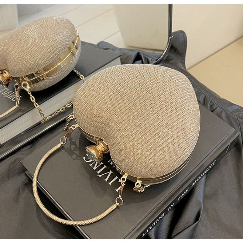 Ayollar uchun zamonaviy qora kesma sumka, porloq zanjir, yurak shakli, metall bezaklar, tugmachali yopiq, partiya, to'y, uchrashuv uchun.