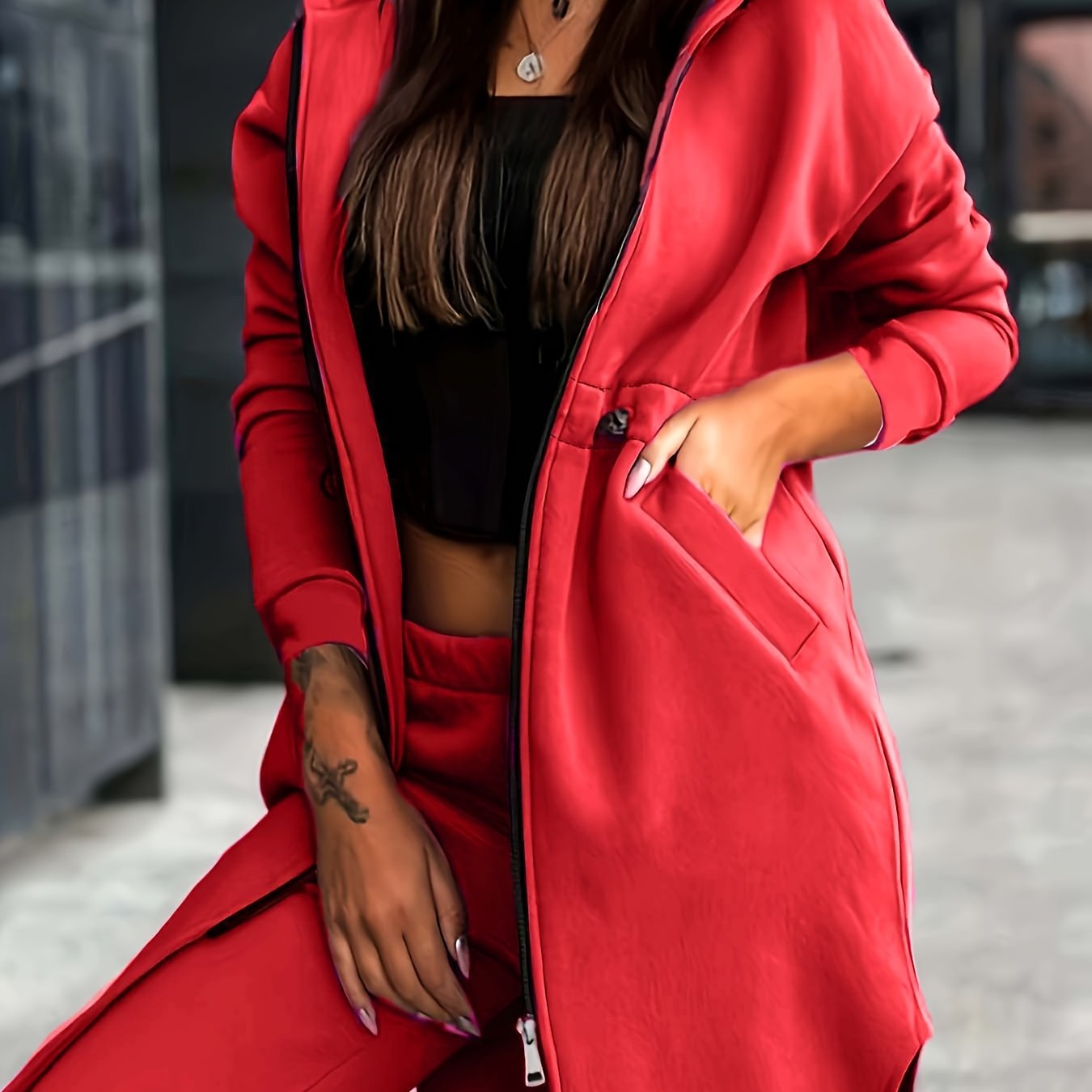 Katta o'lchamdagi ayollar uchun xit gray hoody va jogger to'plami. Asimmetrik qirralari bilan zip-up uzun qo'lqopli yuqori va tortishqoq shimlar mavjud. Polyester aralashmasidan tayyorlangan va mashinada yuvish mumkin.