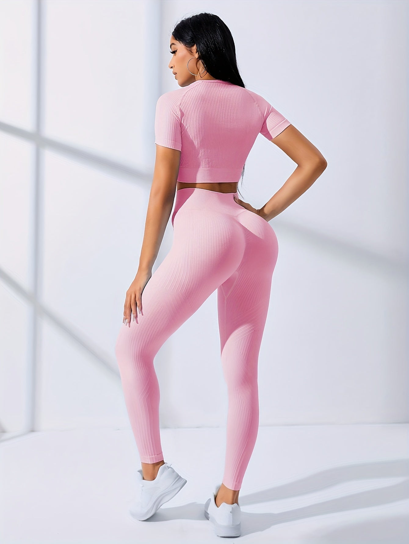 Ayollar uchun 2 ta sport to'plami: yoga bluzkasi va sport legginslari.