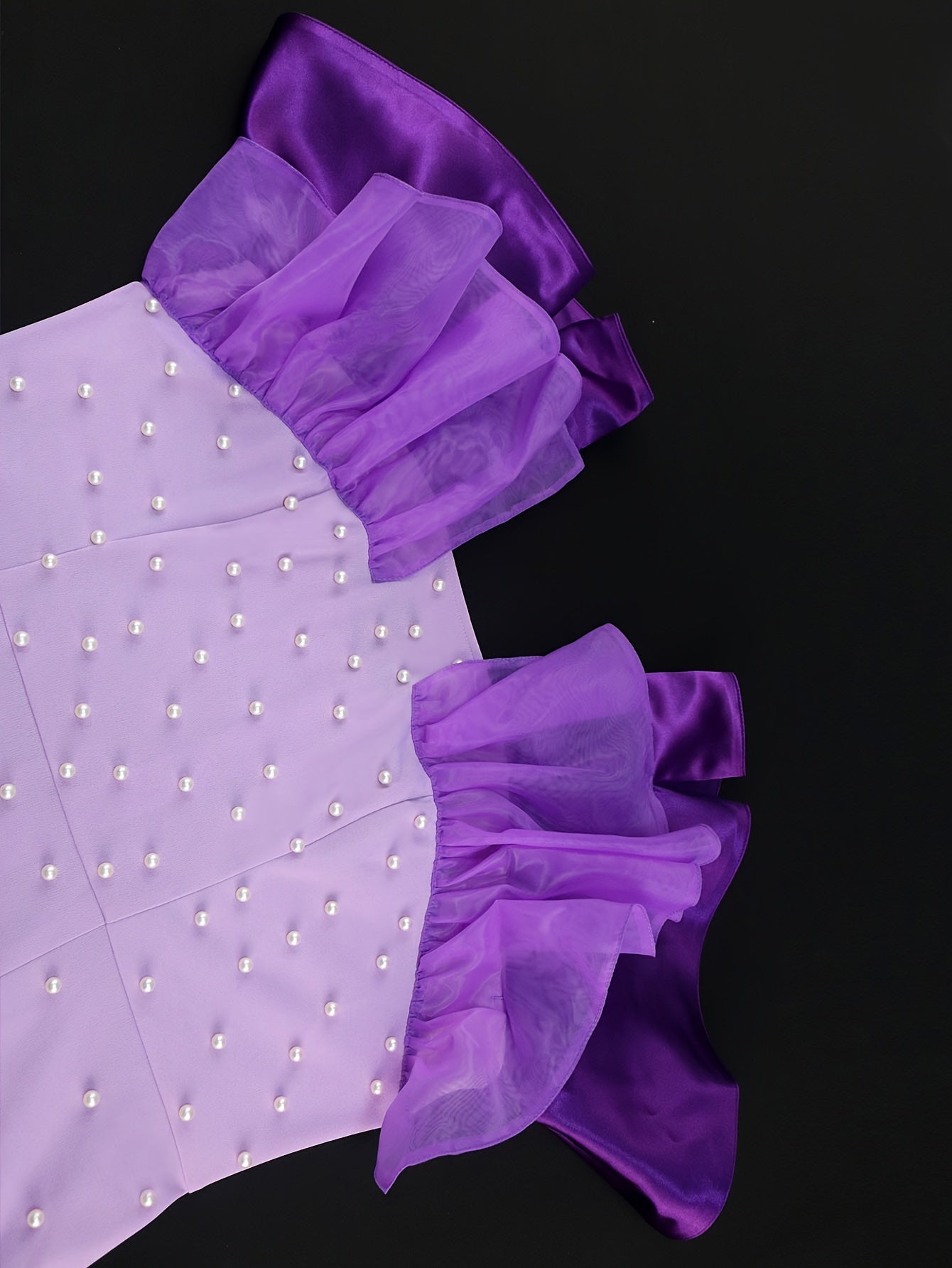 Plus o'lcham rangblok bejli bezakli bezsiz kiyingan kiyingan libos bayram va banket uchun