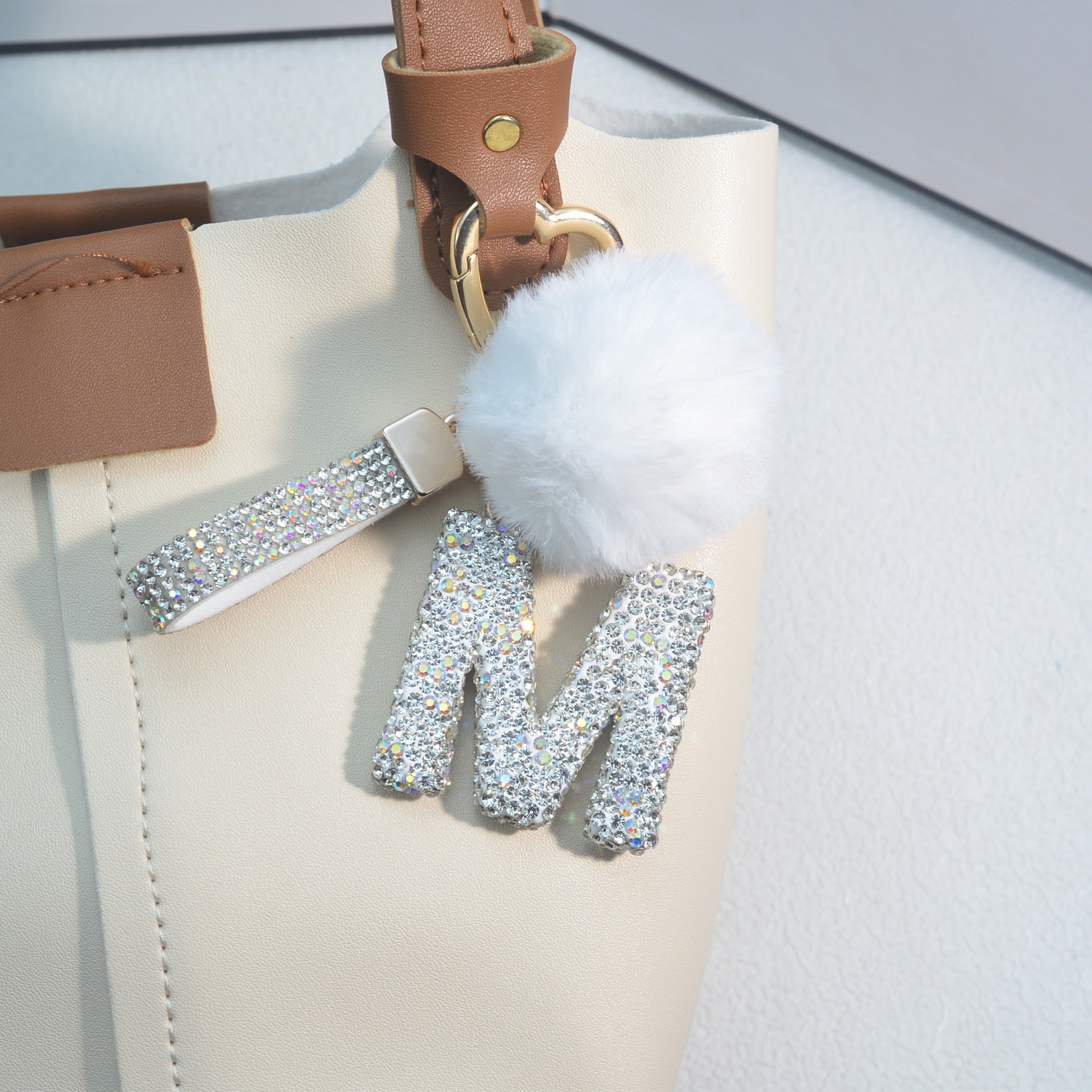 Llavero de PVC con iniciales de pedrería rosa y blanca con cierre de puño para mujeres