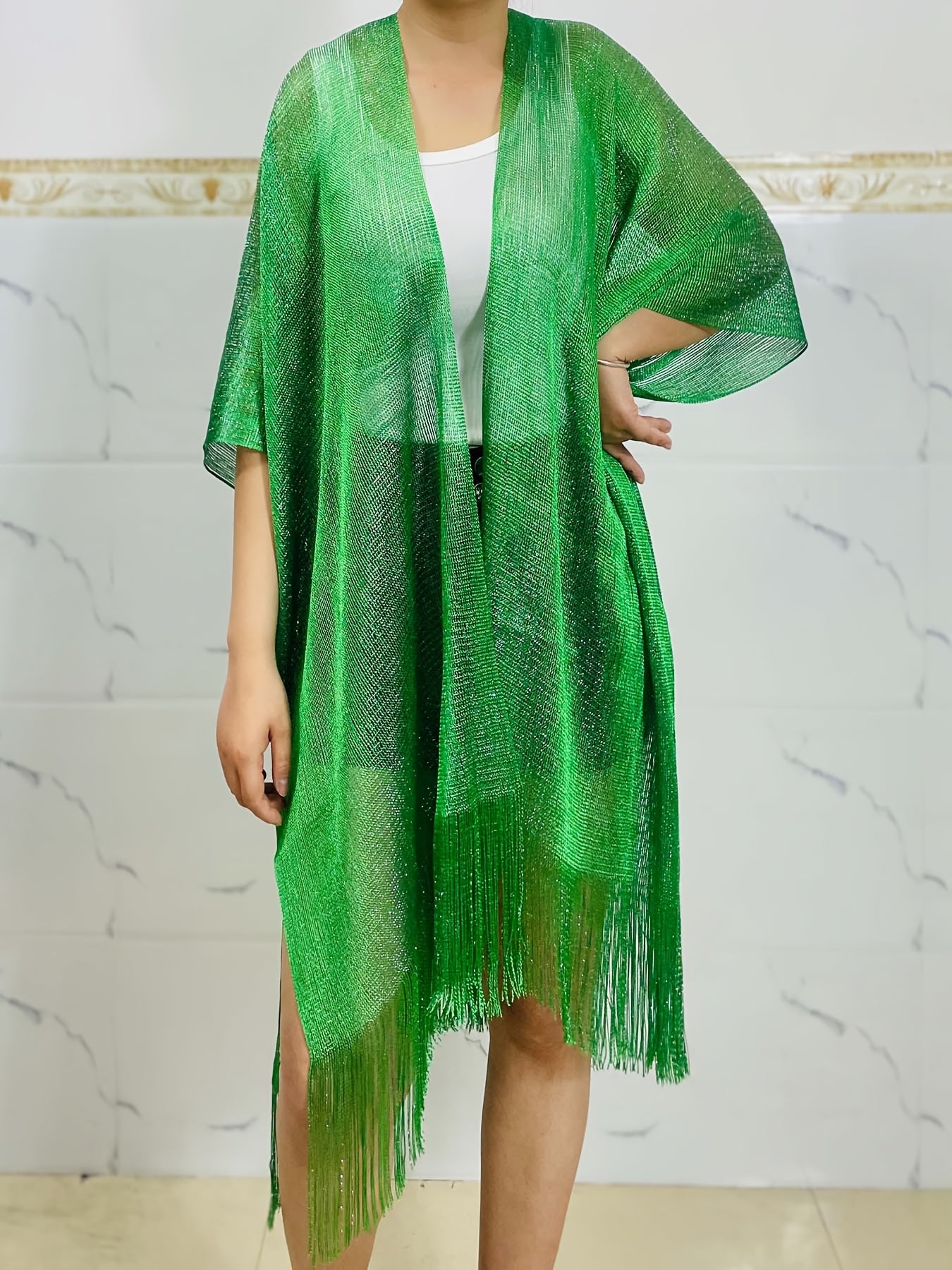 Ayollar uchun kattaroq hajmda shaffof, engil sharf va shalv, tassellar bilan, bahor va yoz uchun