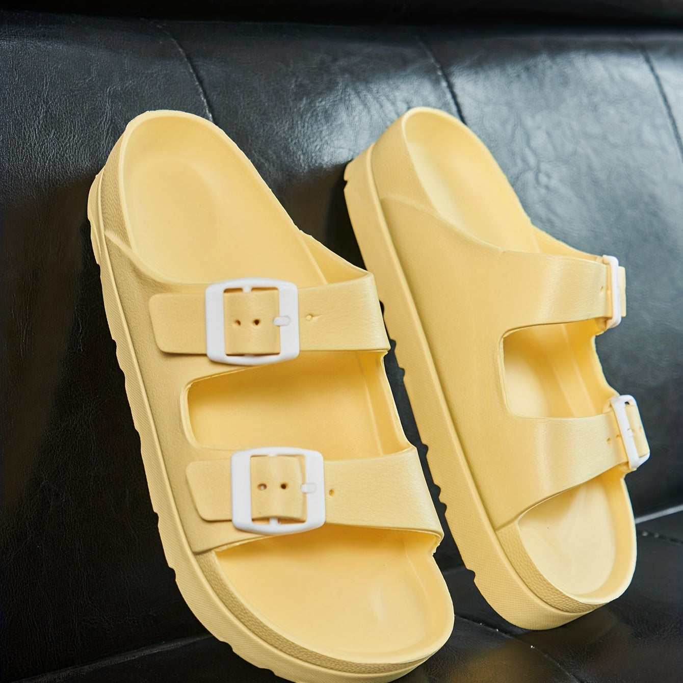 Ayollar uchun bir rangli sandallar, kundalik foydalanish uchun platformali slaydlar, sozlanadigan ikki taqilgan qisqichlar bilan