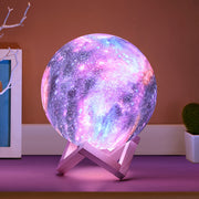 1 dona yangilangan Yulduzli Oy lampasi vaqtni belgilash funksiyasi, qayta zaryadlash imkoniyati, teginish va masofadan boshqarish, sozlanadigan yorug'lik va 16 ta LED ranglari bilan ajralib turadi.