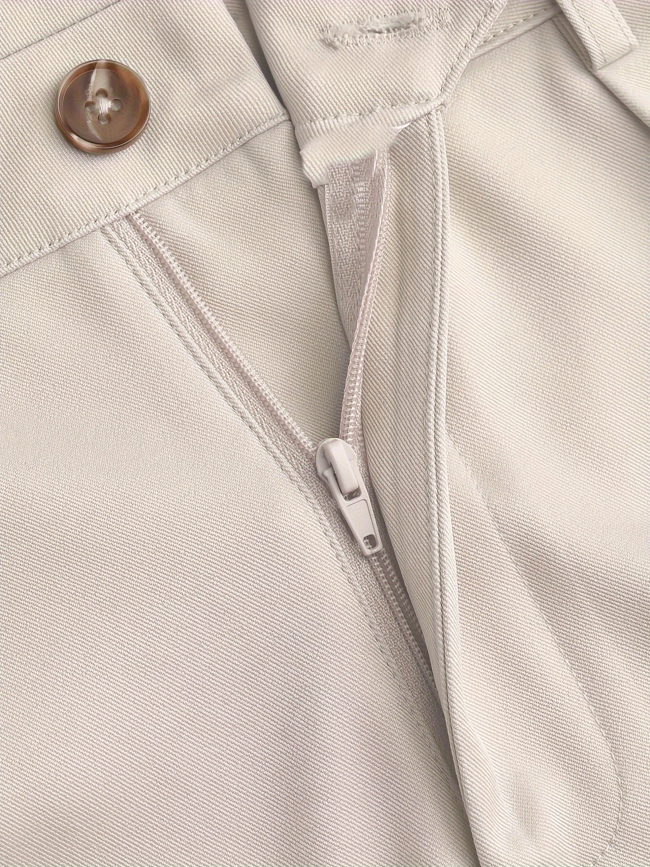 Ayollar uchun yuqori belli keng oyoq shimlar, bir rangda, polyester aralashmasidan tayyorlangan. Tugma tafsiloti mavjud va barcha mavsumlar uchun mos keladi.