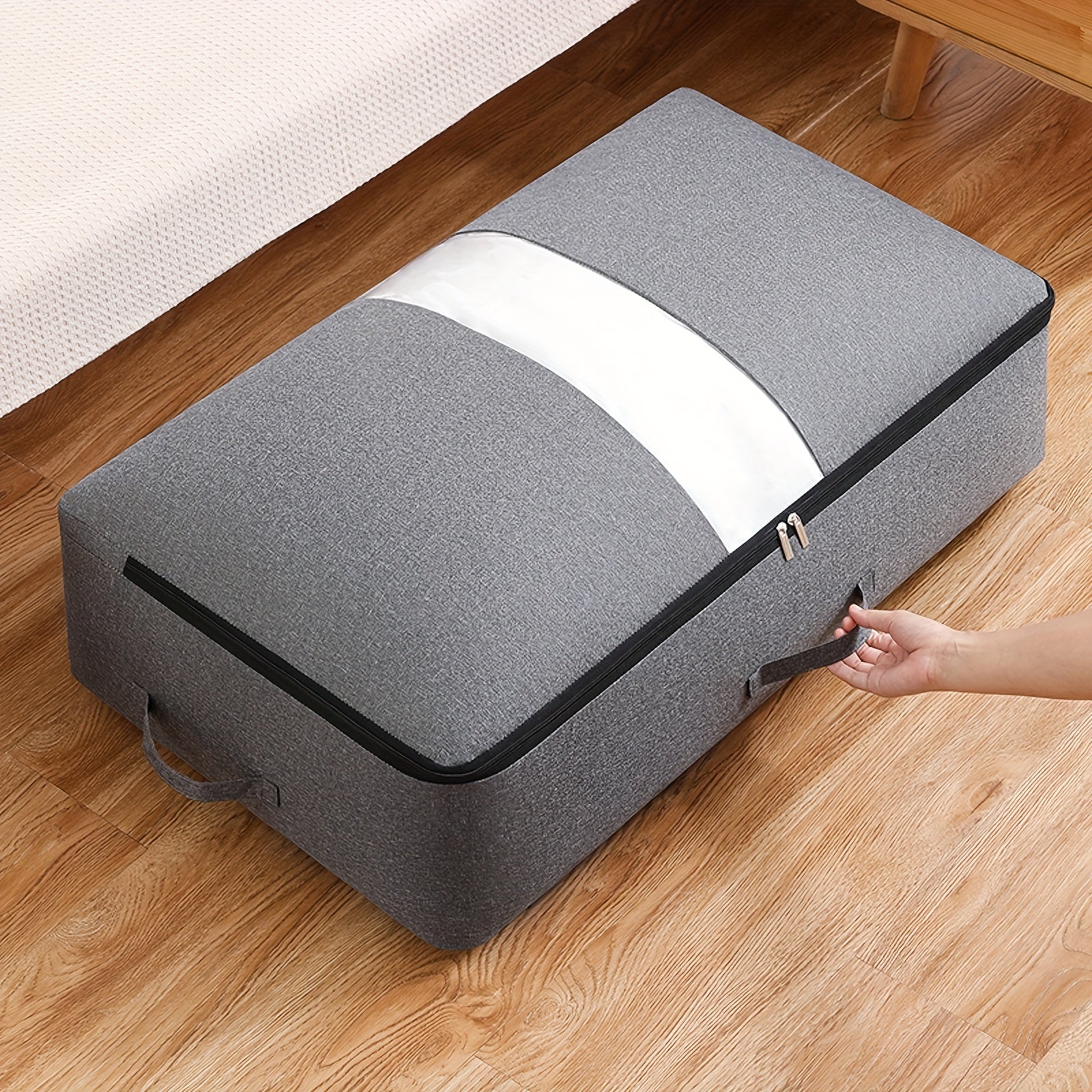 Keng joyga ega bo'lgan yotoq ostidagi saqlash sumkasi, ko'rinadigan deraza bilan, qulay kirish uchun bir nechta tutqichlar, yig'iladigan va zipli - yostiqlar, kiyimlar va o'yinchoqlar uchun ideal