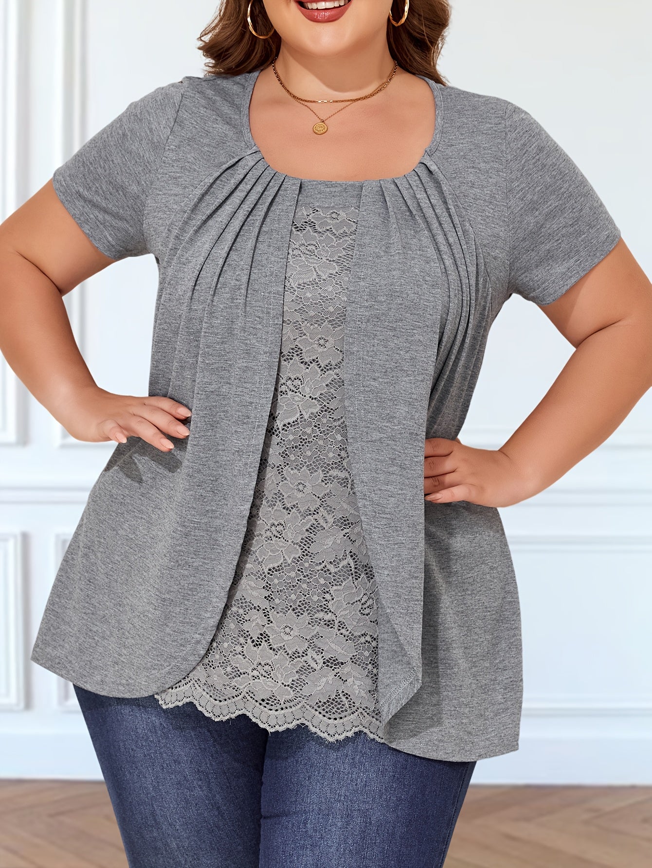 Camiseta de manga corta para mujer talla grande en negro con detalle de encaje