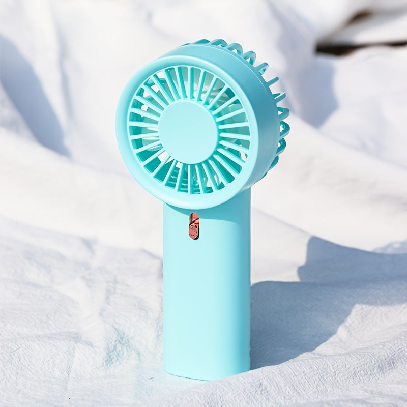 Bir shamol tezligi bilan mini ventilyator qoʻlda yoki stol ustida ishlatilishi mumkin, yoz va turli faoliyatlar uchun mos. Batareyalar kiritilmagan. Har qanday yosh va holatlar uchun mos.