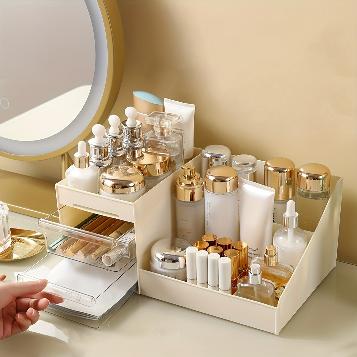 Krem va oltin rangda tortmalari bo'lgan katta makiyaj tashkilotchisi. Terini parvarish qilish, cho'tkalar, go'zallik blenderlari, parfumlar va tirnoq san'ati uchun ideal. Mustahkam plastik, elektr quvvati talab qilinmaydi.