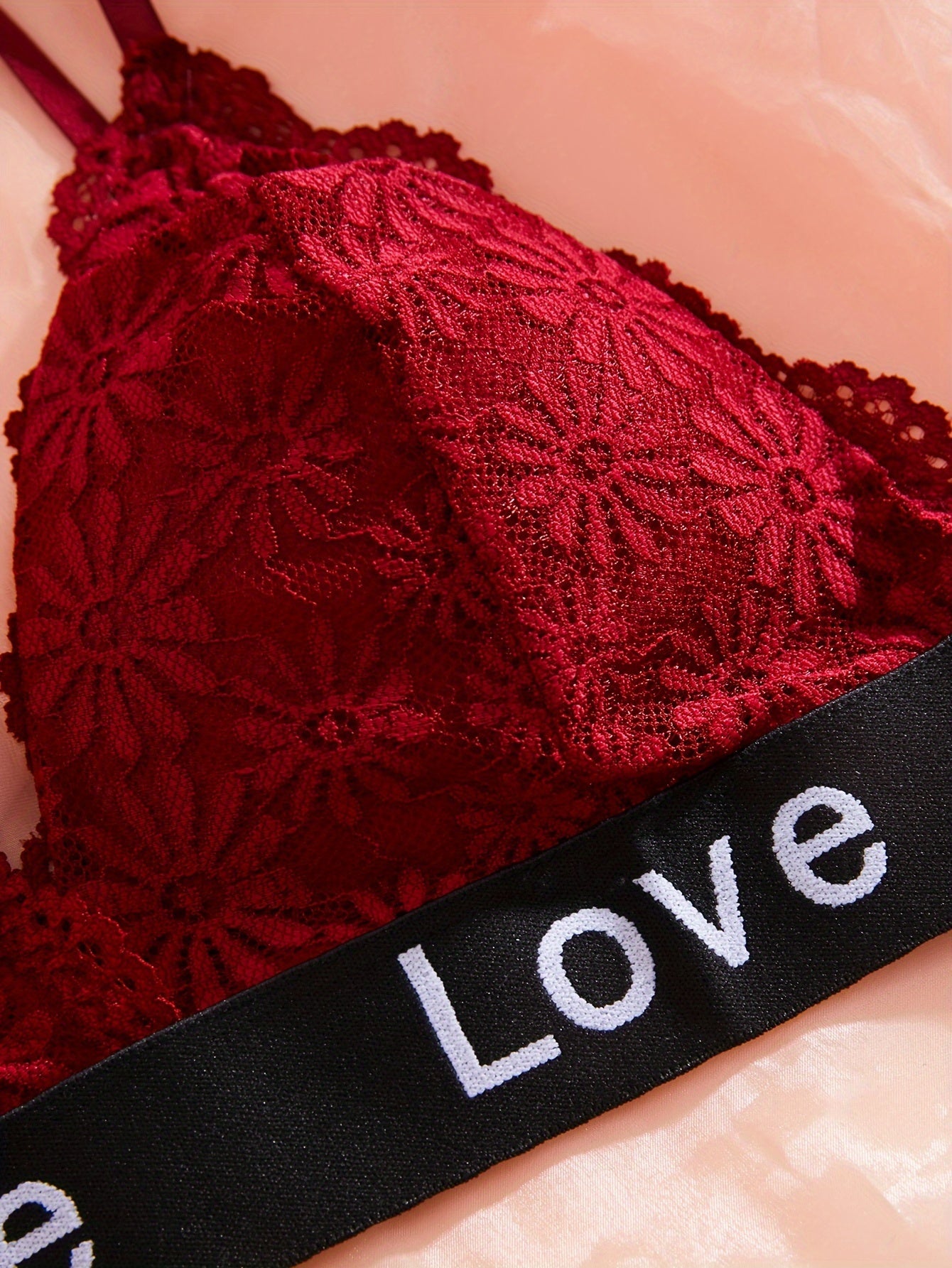 3 ta ichki kiyim to'plami: qarama-qarshi dantelli brassu va ichki kiyim, qirralari to'g'ri brassu va yozuvli ichki kiyim, ayollar uchun ichki kiyim