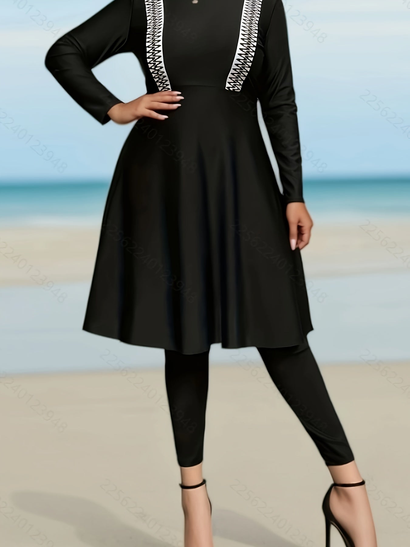 Ayollar uchun qulay, kamtar tankini to'plami, yuqori cho'ziluvchan polyester aralashmasidan, bir rangda, krujka bo'yin, to'qilgan mato.