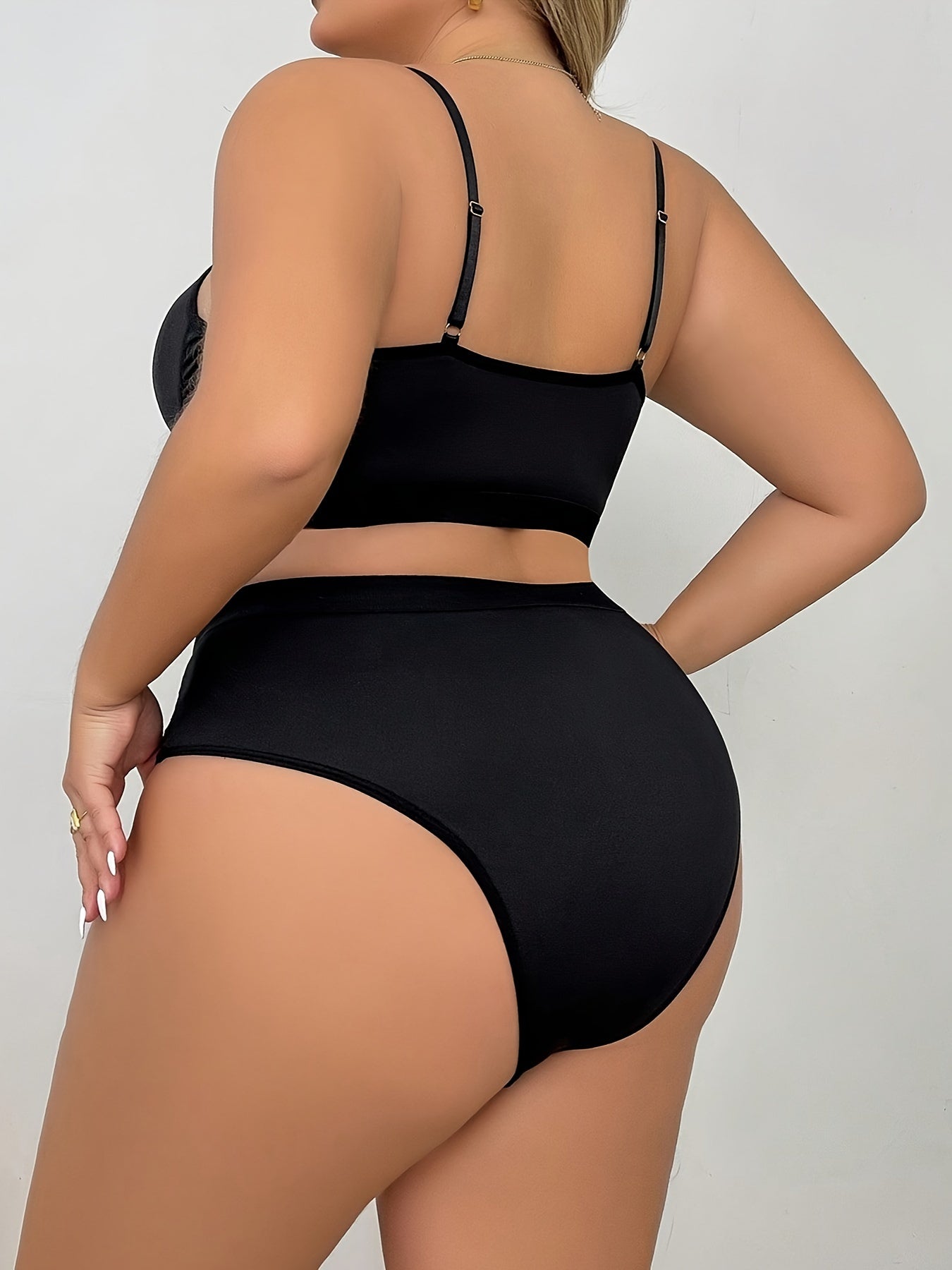 Большой беспроводной комплект бюстгальтера с контрастным кружевом и тонкими бретелями