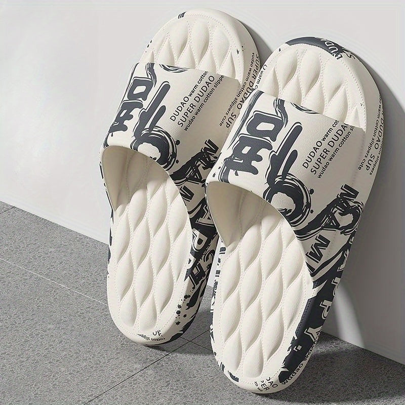 Bu katta o'lchamdagi erkaklar yozgi sandallari, ichki va tashqi joylarda kiyish uchun mo'ljallangan, qalin, sirpanmaydigan taglikka ega va multfilm dizaynlari bilan bezatilgan.