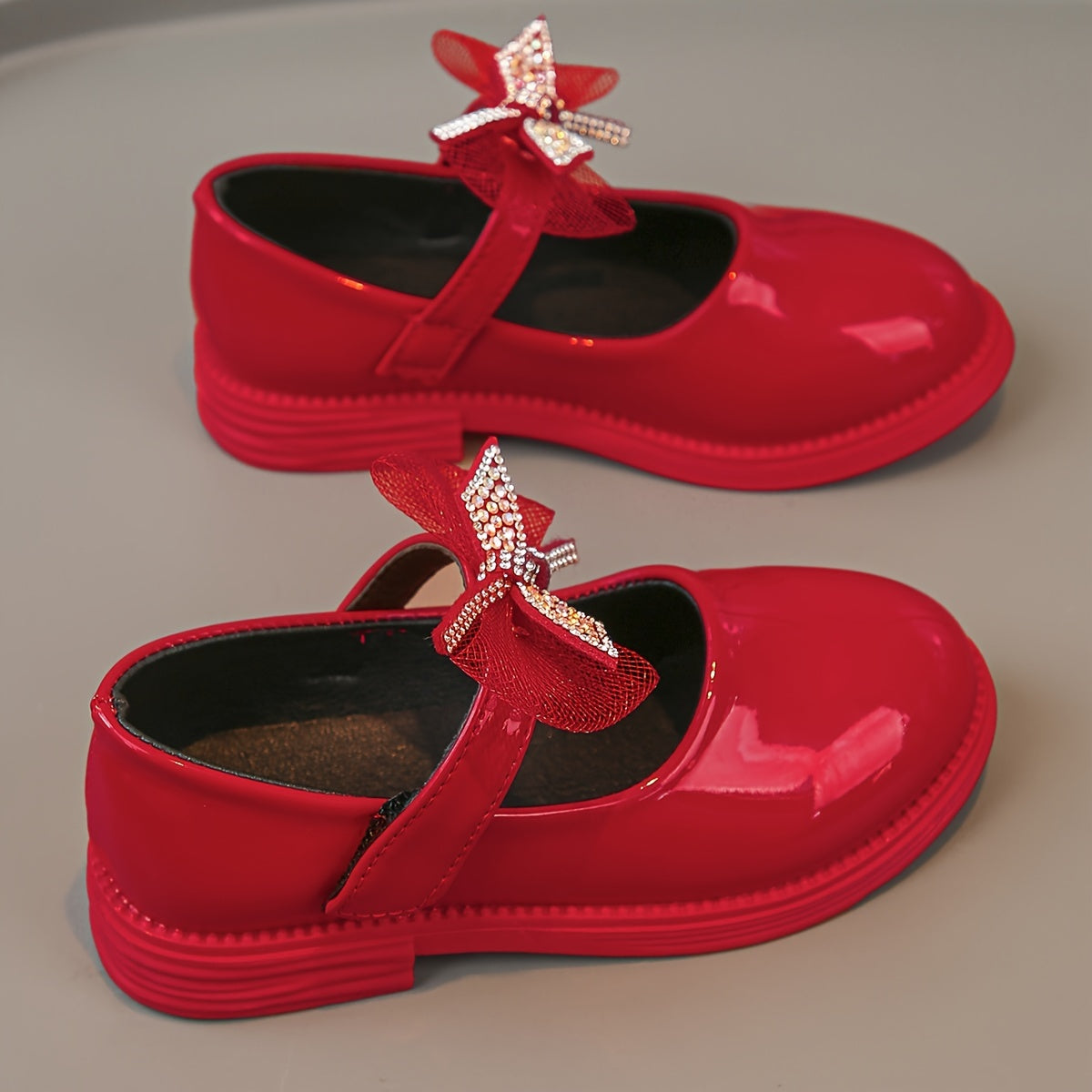 Bolalar uchun moslashuvchan tasma yopilishi, PU material, porloq kamon detali bilan bir rangli tekis poyabzal, 14 yoshgacha bo'lgan bolalar uchun mos keladi.