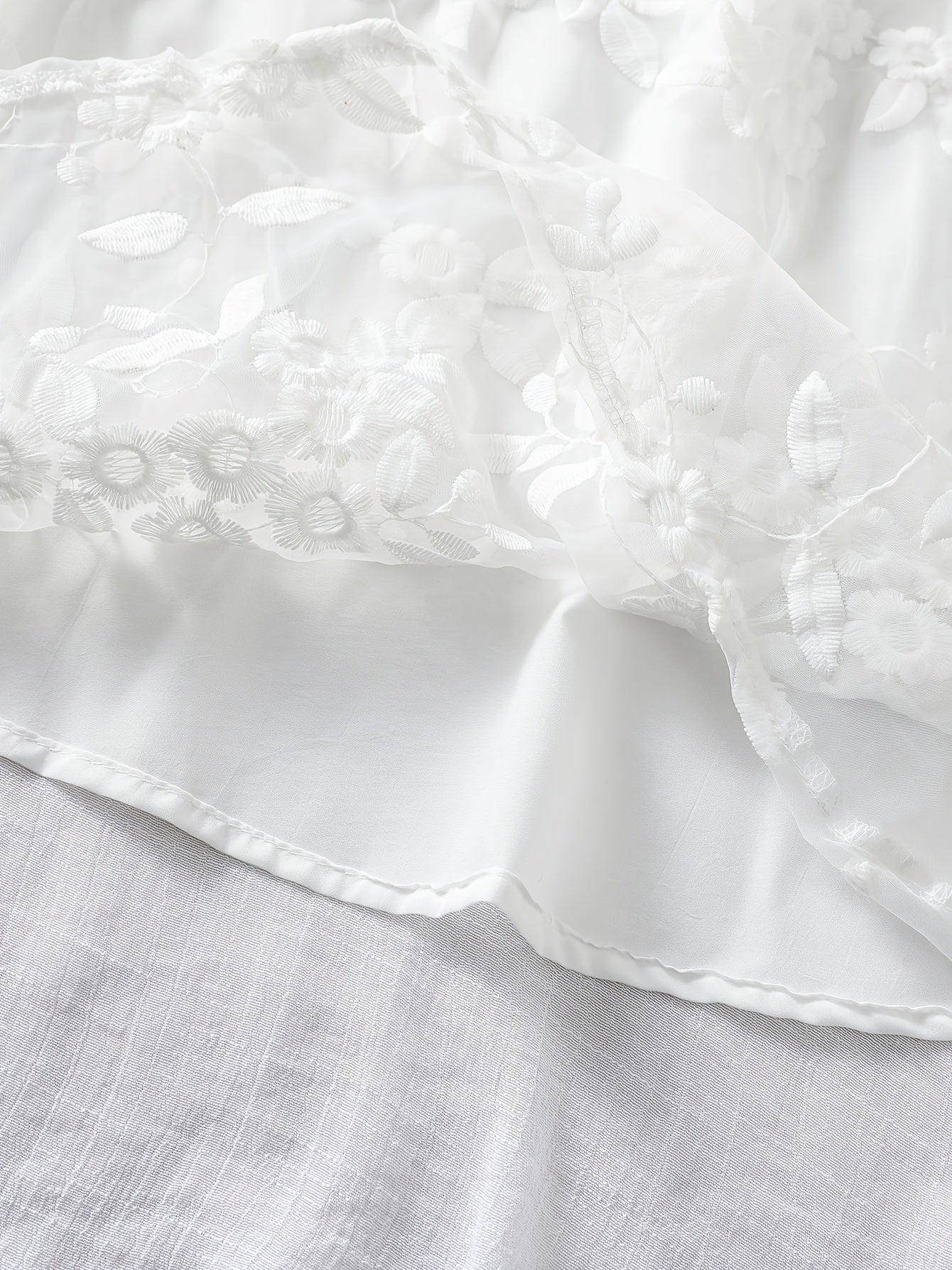 V-yuqori plus o'lchamdagi bluzka, kengaytirilgan pastki qismi va tugma tafsiloti bilan, barcha mavsumlar uchun mos keladigan, cho'zilmaydigan polyester matodan tayyorlangan, bir rangda.