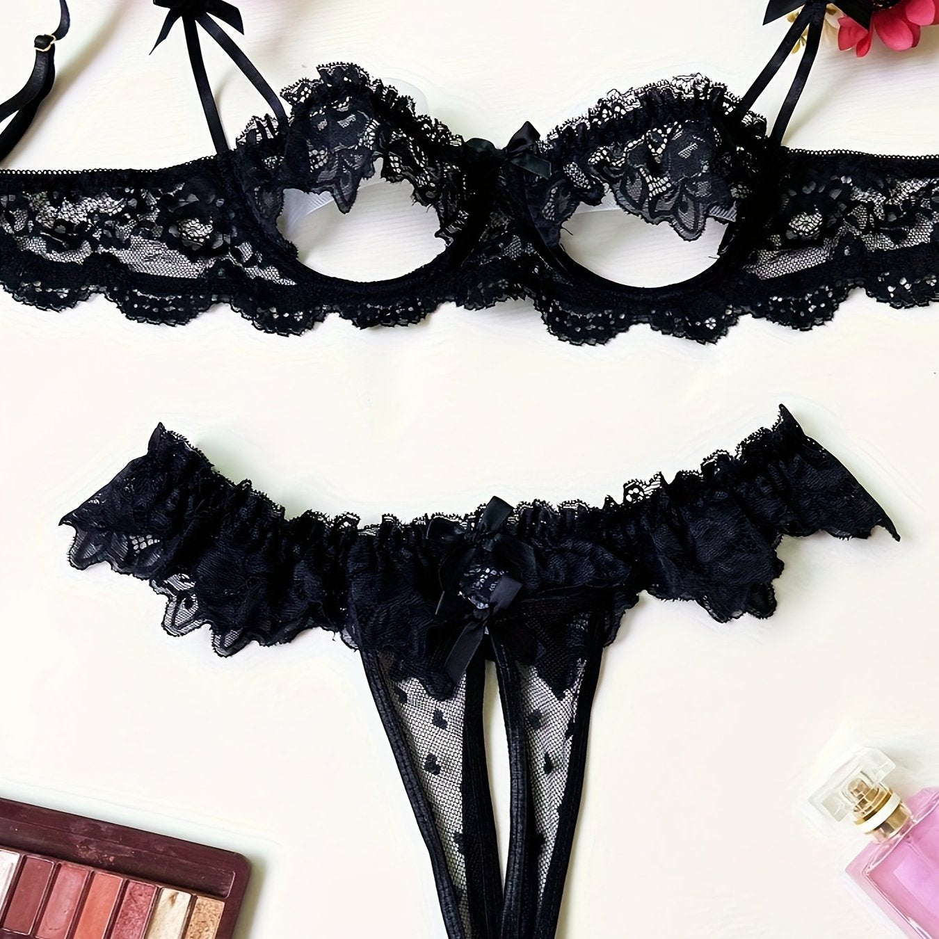 Ayollar uchun sexy ichki kiyim - ochiq ko'krakli brassiyer va qorin qismisiz ichki kiyimdan iborat qulay gullar bilan bezatilgan dantelli to'plam.