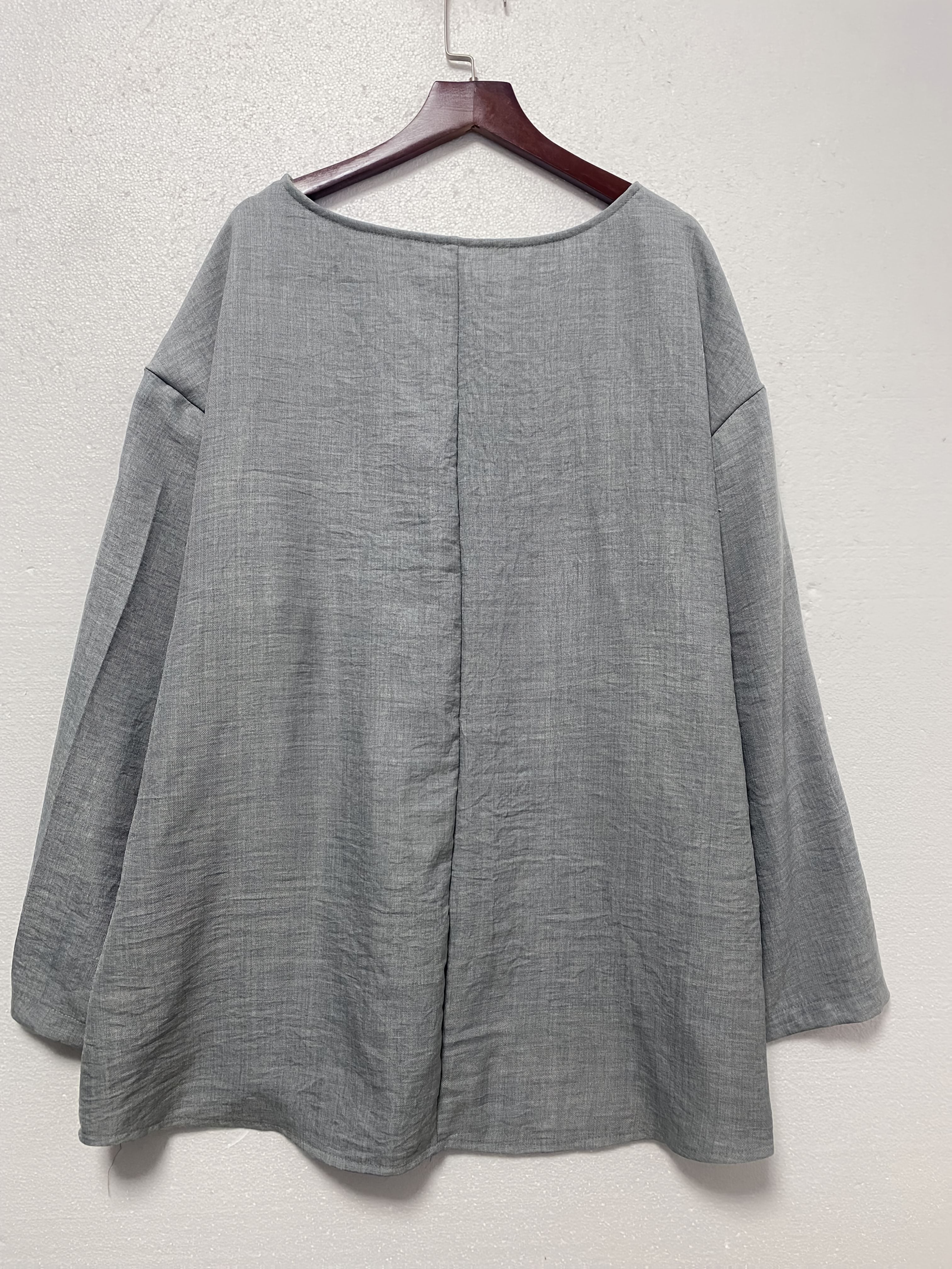 Ayollar uchun katta hajmli kundalik erkin fit kulrang bluz, kruj bo'yin, tugma bilan yopiladi, ribli manshetlar