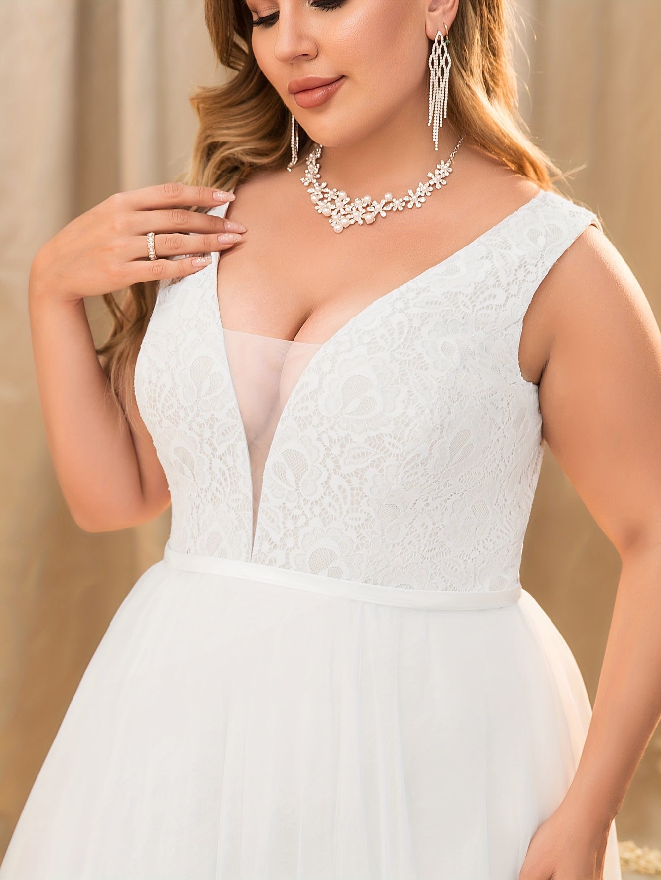 Plus Size Women's Lace V-Neck Sleeveless Wedding Dress A-Line Formal Gown