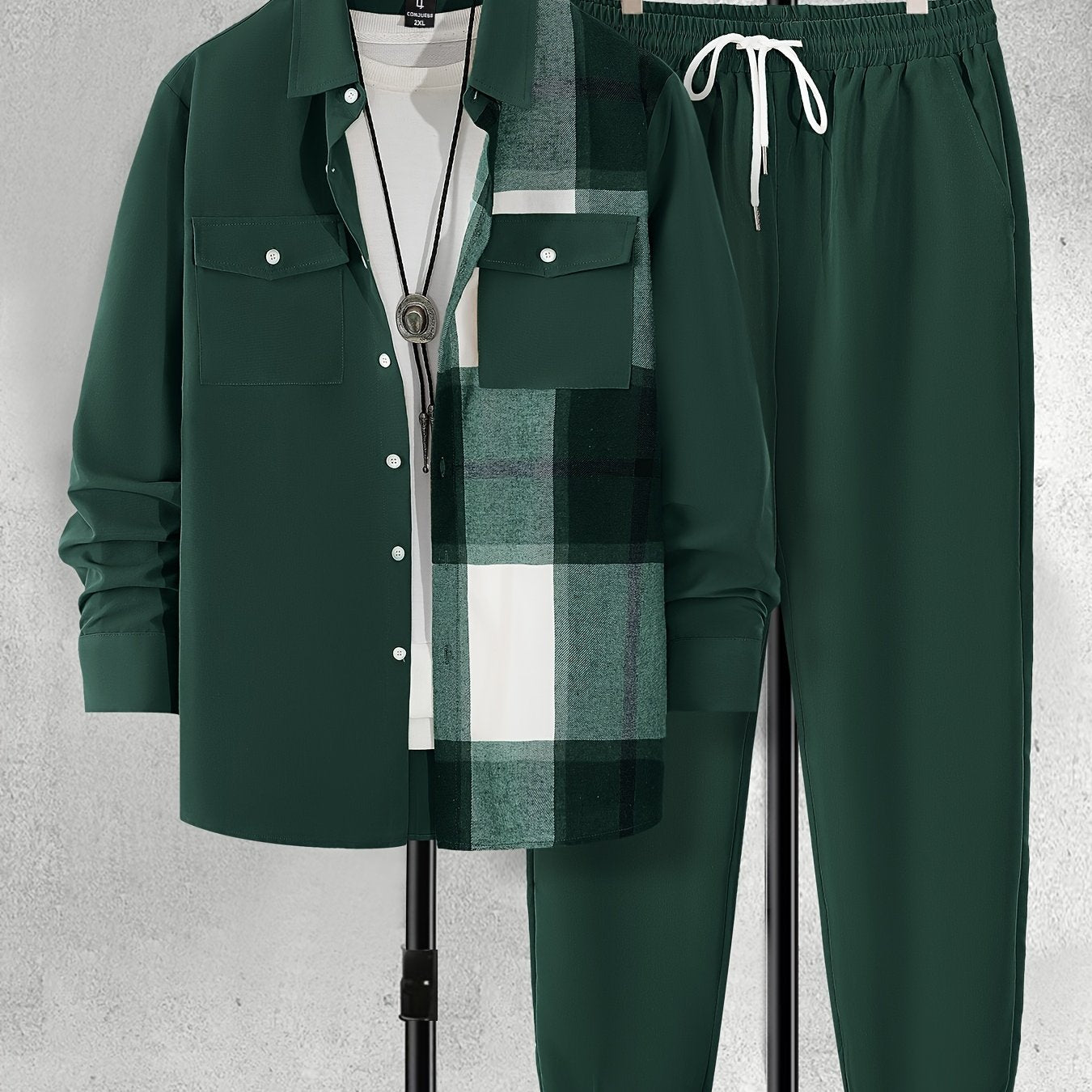 Katta o'lchamdagi erkaklar uchun qizil va jigarrang tekis to'qimalar bilan ikki qismli kuz flanel to'plami, cho'ntakli tugmachali ko'ylak va tortish belli shimlarni o'z ichiga oladi, tasodifiy kiyim uchun polyester matodan tayyorlangan.