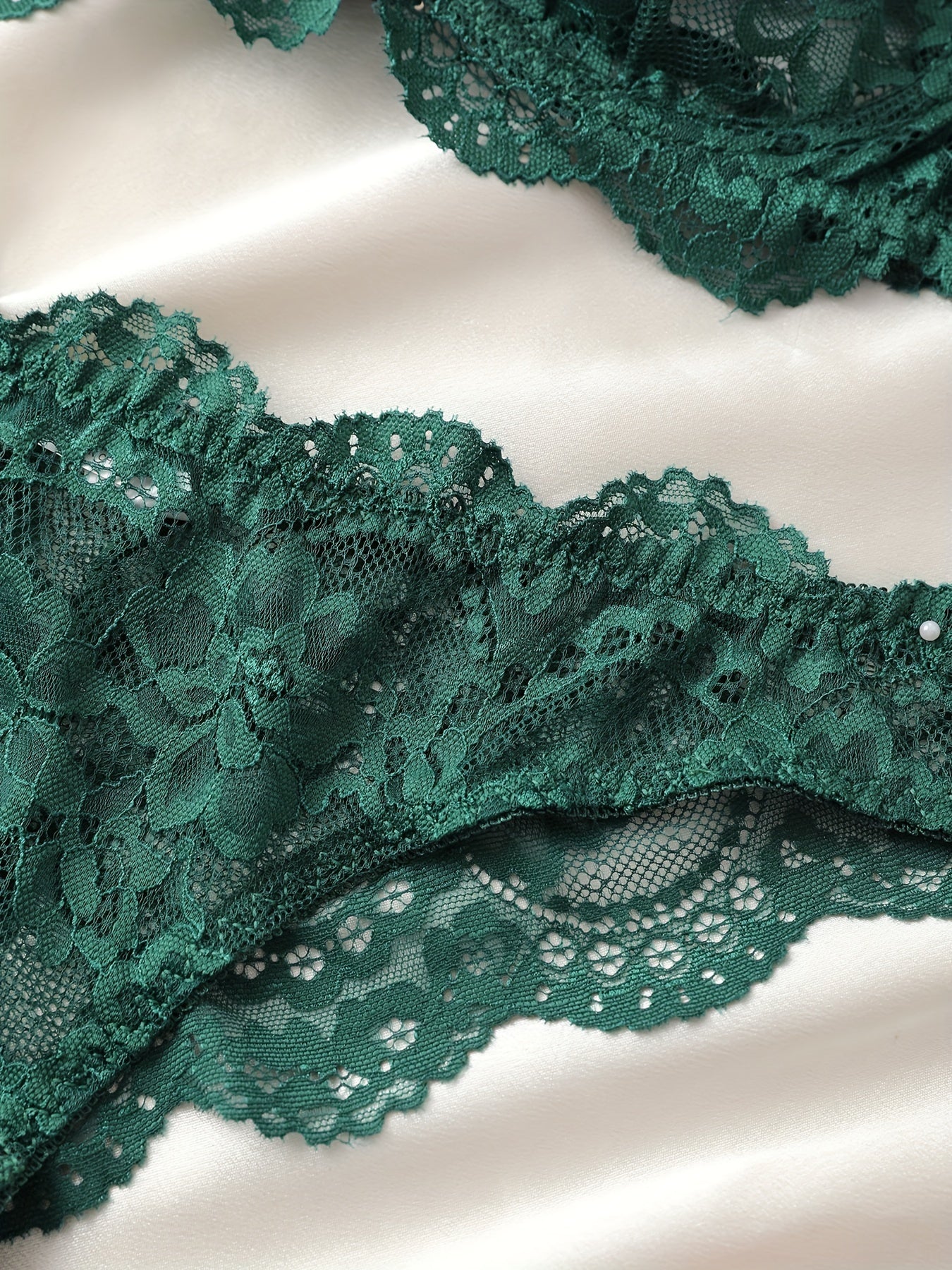 Yashil aksentli chiroyli dantel ichki kiyim to'plami, jozibali Yevropa va Amerika fransuz uslubida.