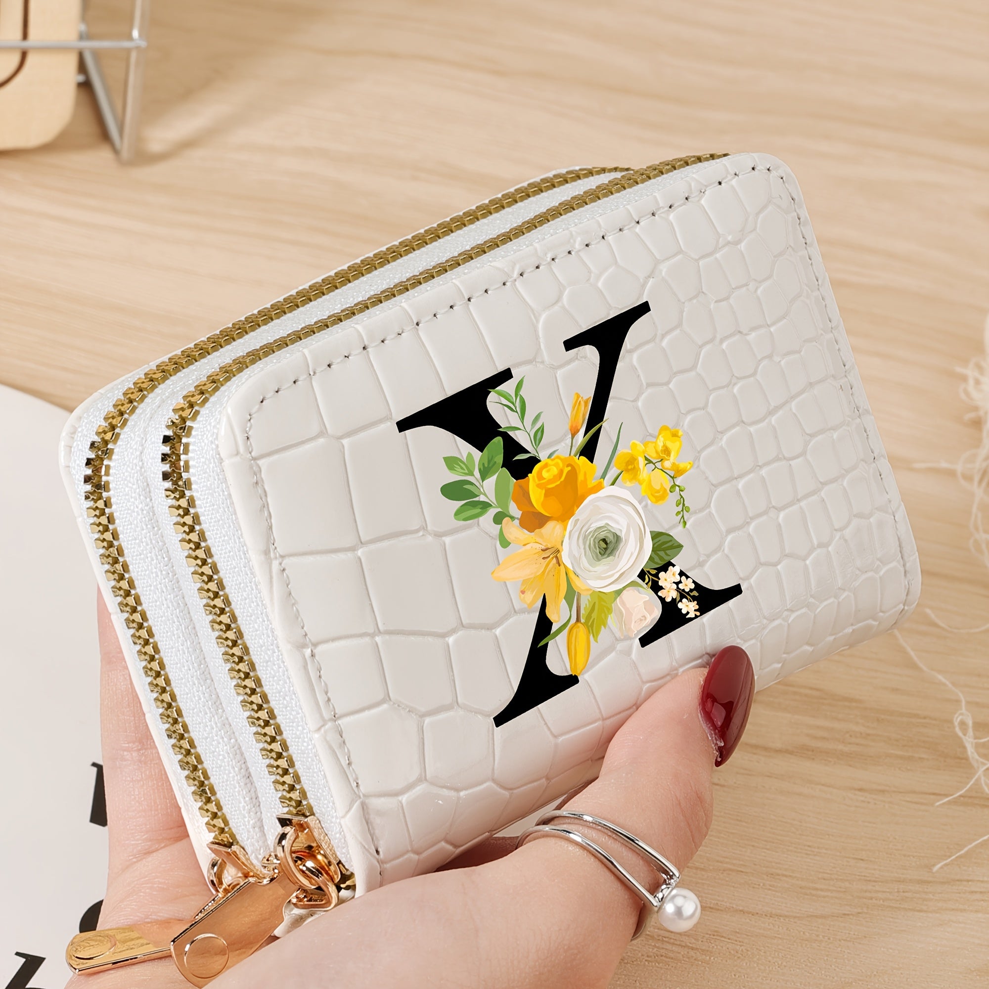 Bir nechta slotlari va zamonaviy fermuari bo'lgan mustahkam kredit karta saqlash sumkasi, maktab, yotoqxona va maktabga qaytish uchun zarur bo'lgan buyumlar uchun.