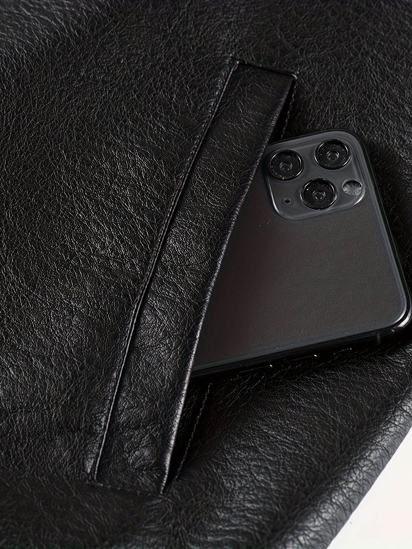 Vintage tikilgan PU charm ko'ylak, beysbol yelkasiga ega, zip-up old qismi, bir nechta cho'ntaklar va polyester astar bilan. Tasodifiy yoki mavzuli ko'rinishlar uchun ideal.