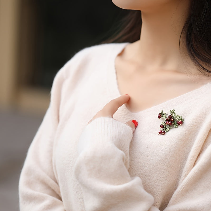 Vintage va nozik qizil kranberry brosh, rhinestone meva dizayni bilan, har qanday mavsum uchun mos. To'ylar va bayramlar uchun ideal sovg'a.