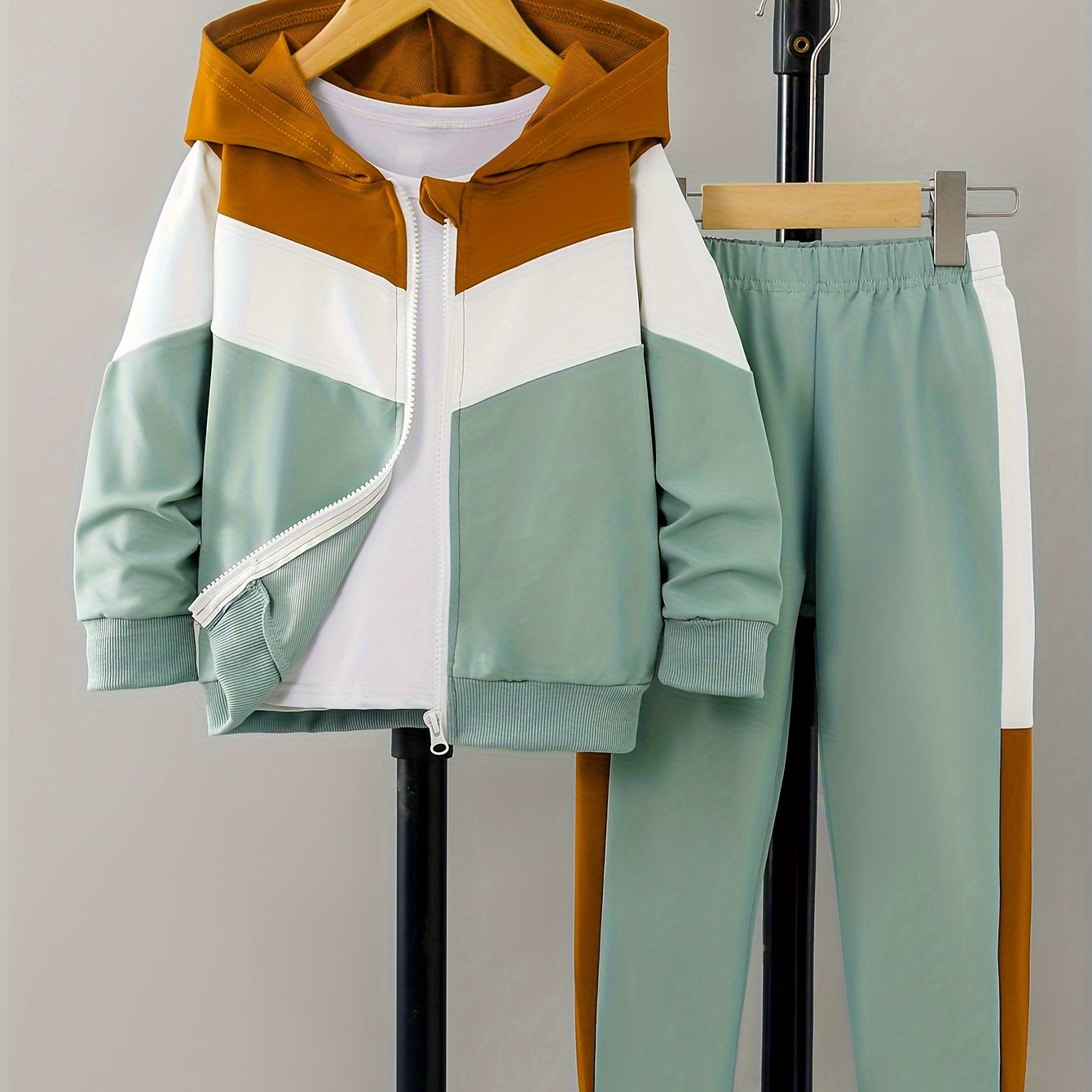 Yigitlar uchun kuzgi kapüşonli kurtka va shimlar to'plami, rang-barang patchwork va zip bilan