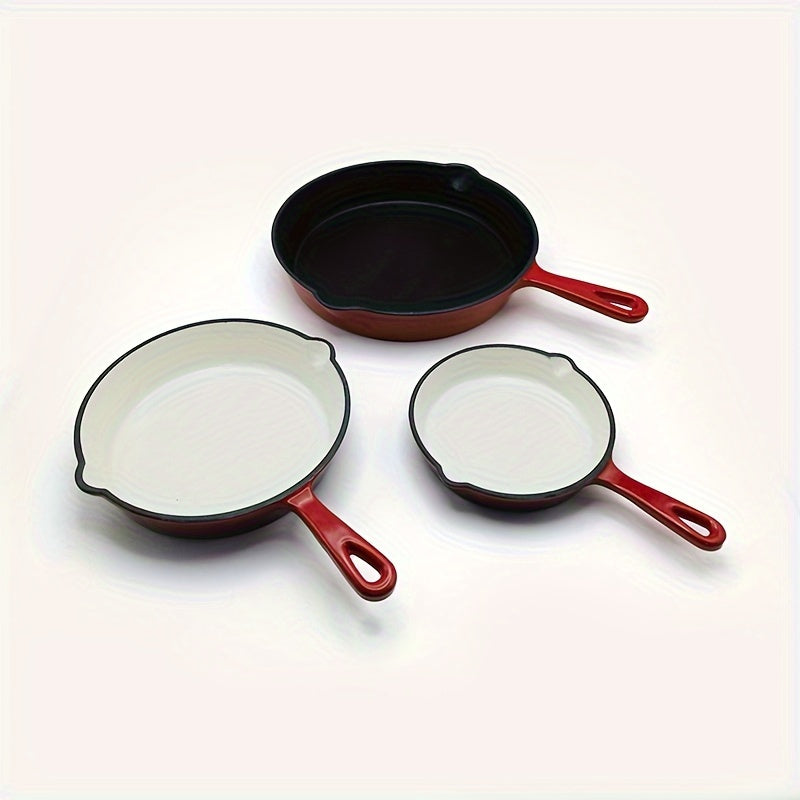 Набор из трех чугунных сковородок с эмалевым покрытием красного и кремового цветов, размером 15,24 см, 20,32 см и 25,4 см. Можно использовать на плите и в духовке.