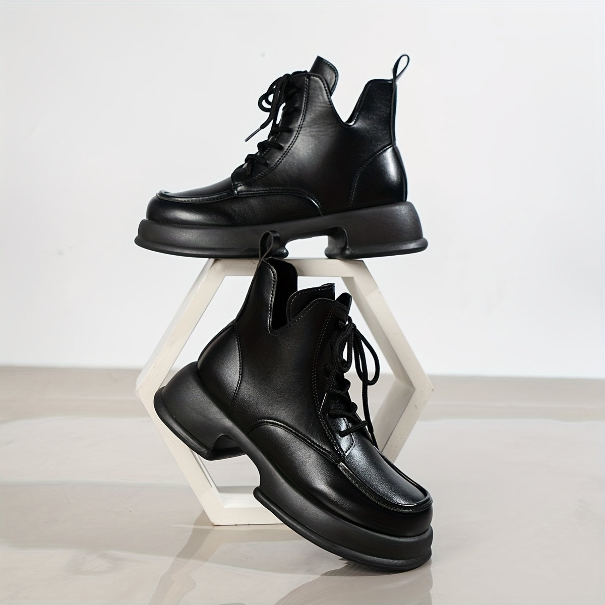 Ayollar uchun qora faux suède qalin platformali tizzagacha bo‘lgan botlar, o‘rtacha to‘p bilan